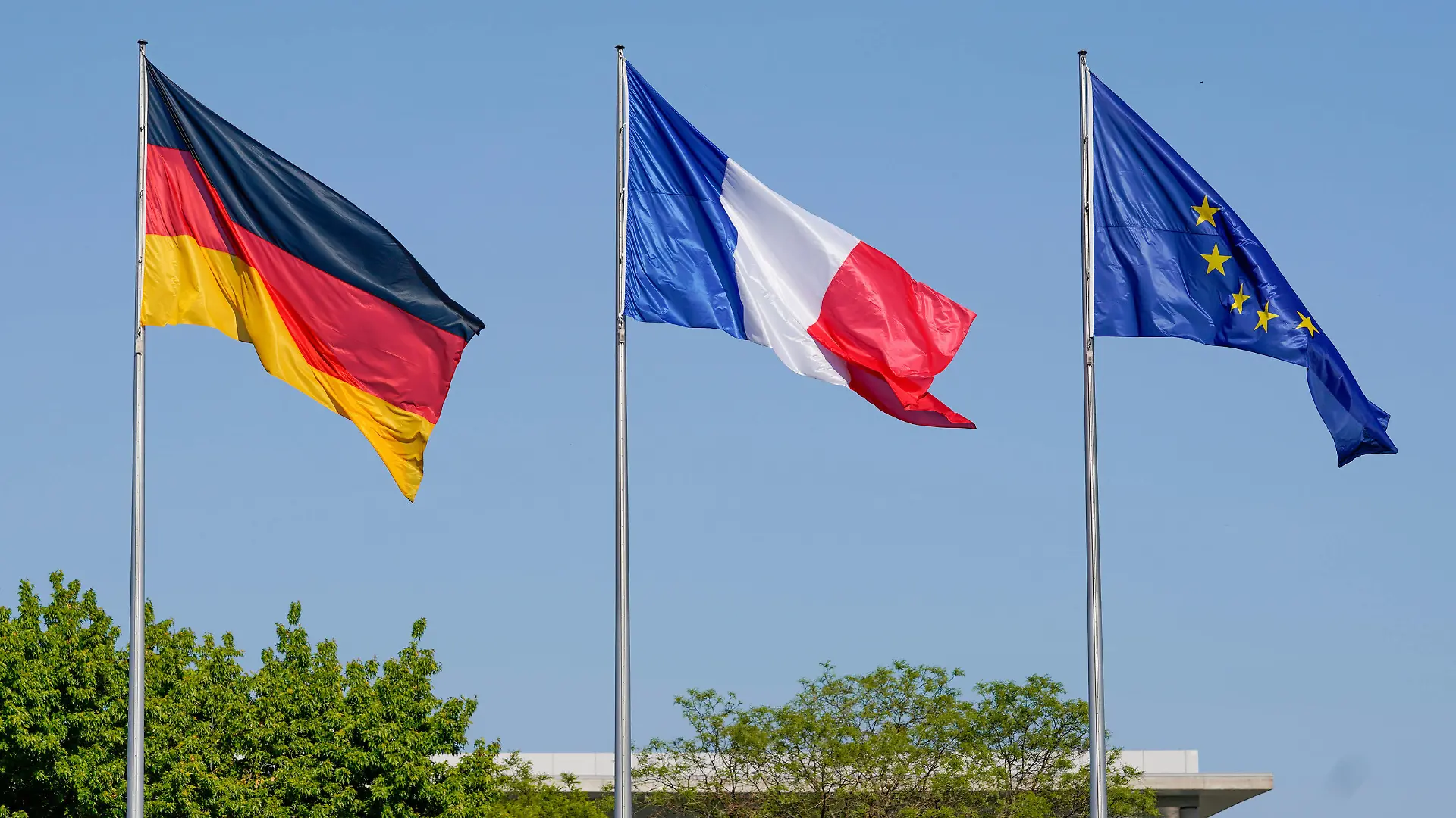  Berlin, Deutschland 09. Mai 2022: Bundeskanzler Scholz empfaengt den franzoesischen Staatspraesidenten Macron - 09.05.2022 Im Bild: Flaggen Deutschland, Frankreich, Europa Bundeskanzleramt Ehrenhof Berlin *** Berlin, Germany 09 May 2022 Chancellor Scholz receives French President Macron 09 05 2022 In picture flags Germany, France, Europe Federal Chancellery Ehrenhof Berlin Copyright: xFotostandx/xReuhlx