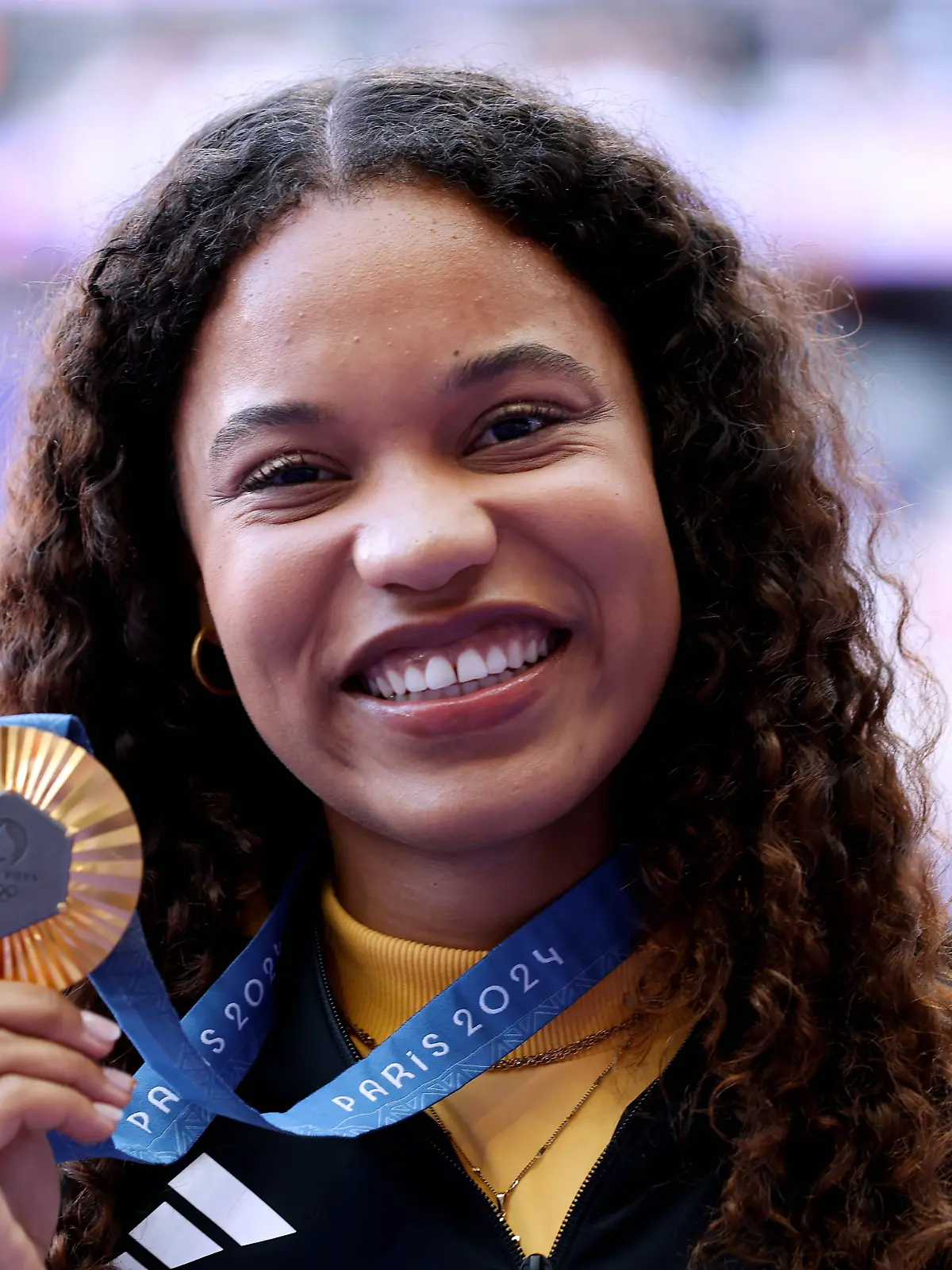 Yemisi Ogunleye freut sich über ihre Goldmedaille im Kugelstoßen. 