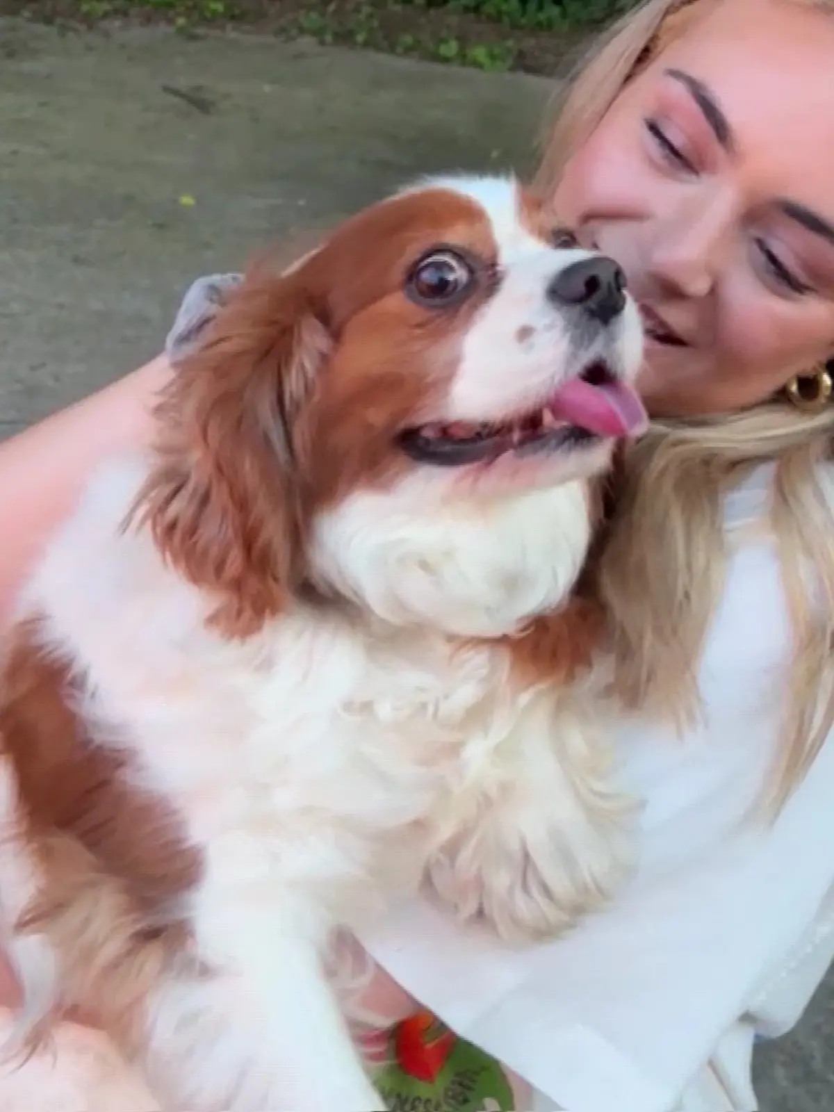 Glücklich schließt Tochter Victoria Burchfield ihren geliebten Hund Winston wieder in die Arme.