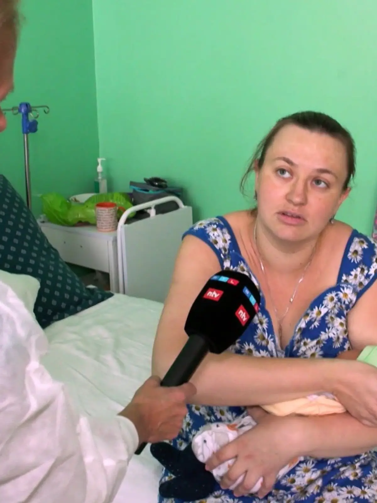 Anastasiia hält den kleinen Artem im Arm – vor fünf Tagen kam ihr kleiner Sohn in Pokrowsk auf die Welt. 