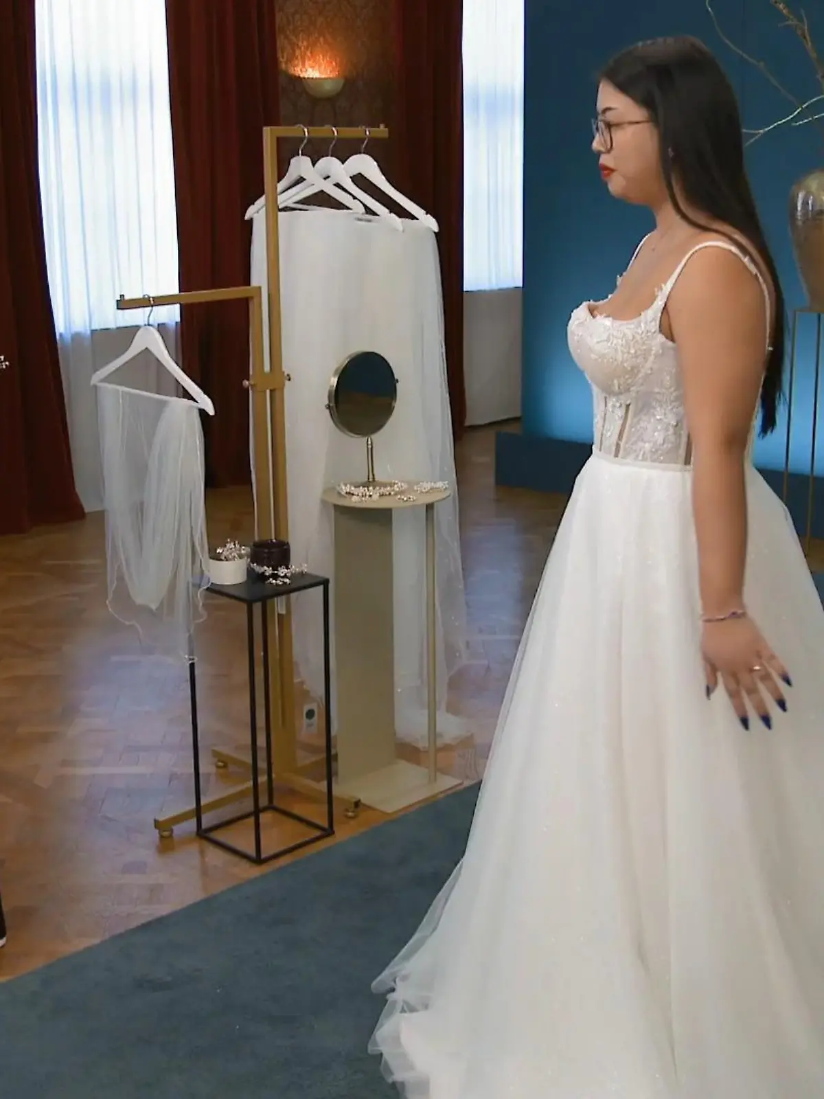 Bild zu: "Vanessa im Glitzerkleid"