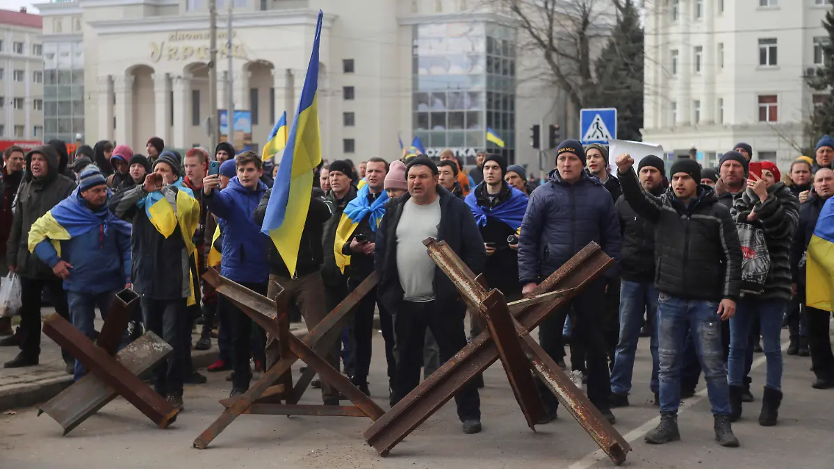 07.03.2022, Ukraine, Cherson: Während einer Kundgebung gegen die russische Besatzung auf dem Svobody-Platz (Freiheitsplatz) in Cherson am 7. März 2022 rufen Menschen den Soldaten der russischen Armee entgegen. Zuletzt hatte sich Spekulationen verstärkt, dass im südrussischen Gebiet Cherson ein Referendum zur Abspaltung organisiert werden soll. Gegen diesen Plan protestierten die Bewohner Chersons bereits im März. Foto: Olexandr Chornyi/AP/dpa +++ dpa-Bildfunk +++