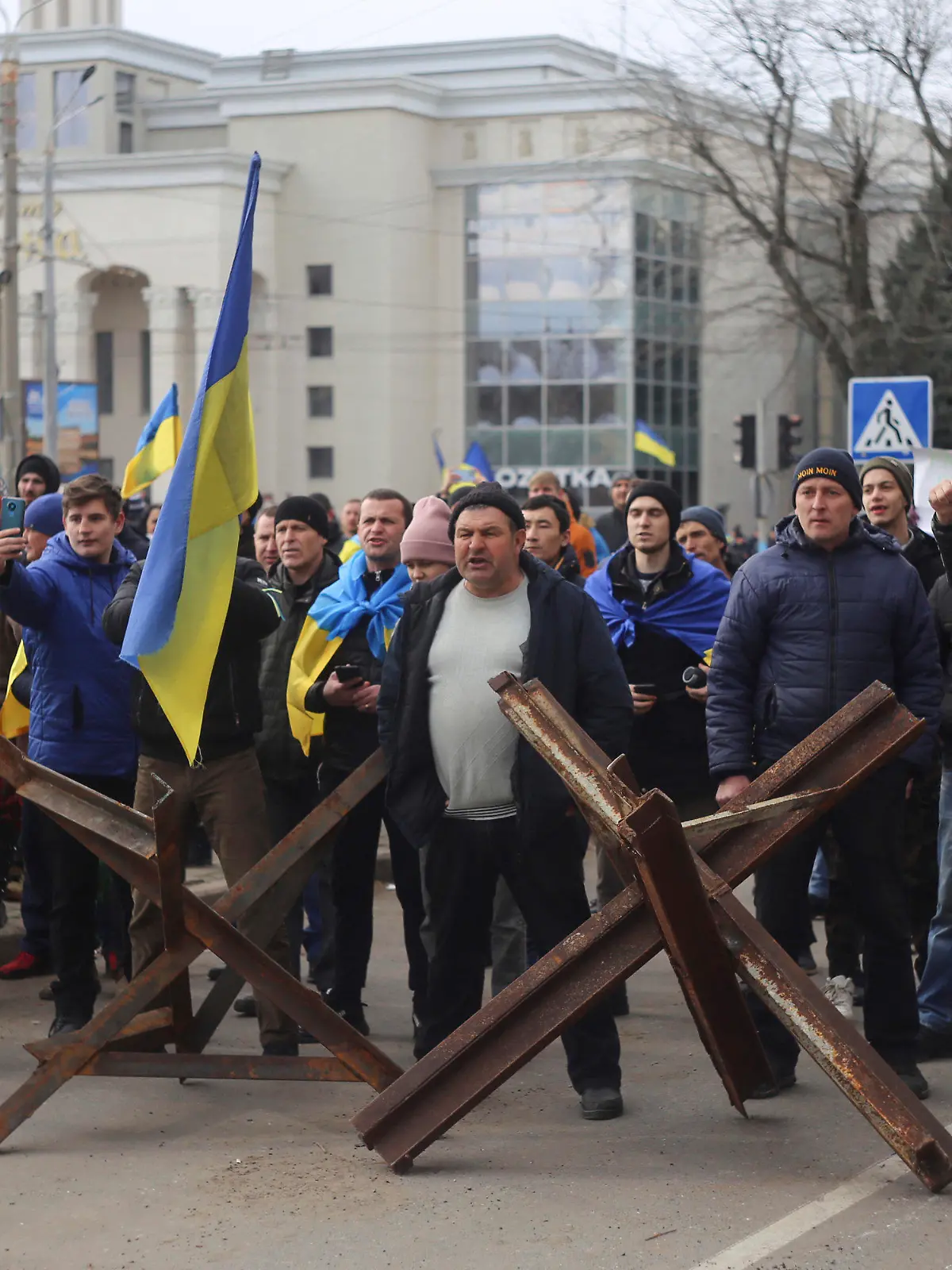 07.03.2022, Ukraine, Cherson: Während einer Kundgebung gegen die russische Besatzung auf dem Svobody-Platz (Freiheitsplatz) in Cherson am 7. März 2022 rufen Menschen den Soldaten der russischen Armee entgegen. Zuletzt hatte sich Spekulationen verstärkt, dass im südrussischen Gebiet Cherson ein Referendum zur Abspaltung organisiert werden soll. Gegen diesen Plan protestierten die Bewohner Chersons bereits im März. Foto: Olexandr Chornyi/AP/dpa +++ dpa-Bildfunk +++
