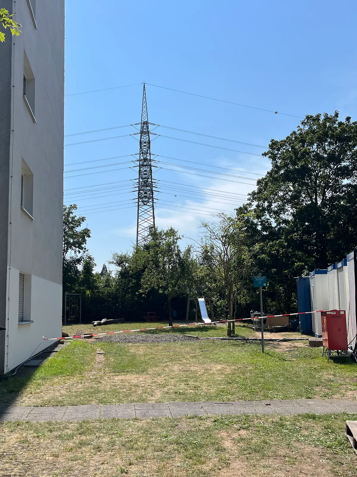 Bild zu: "Container statt Bad! Sanierung stinkt Hochhaus-Mietern gewaltig"