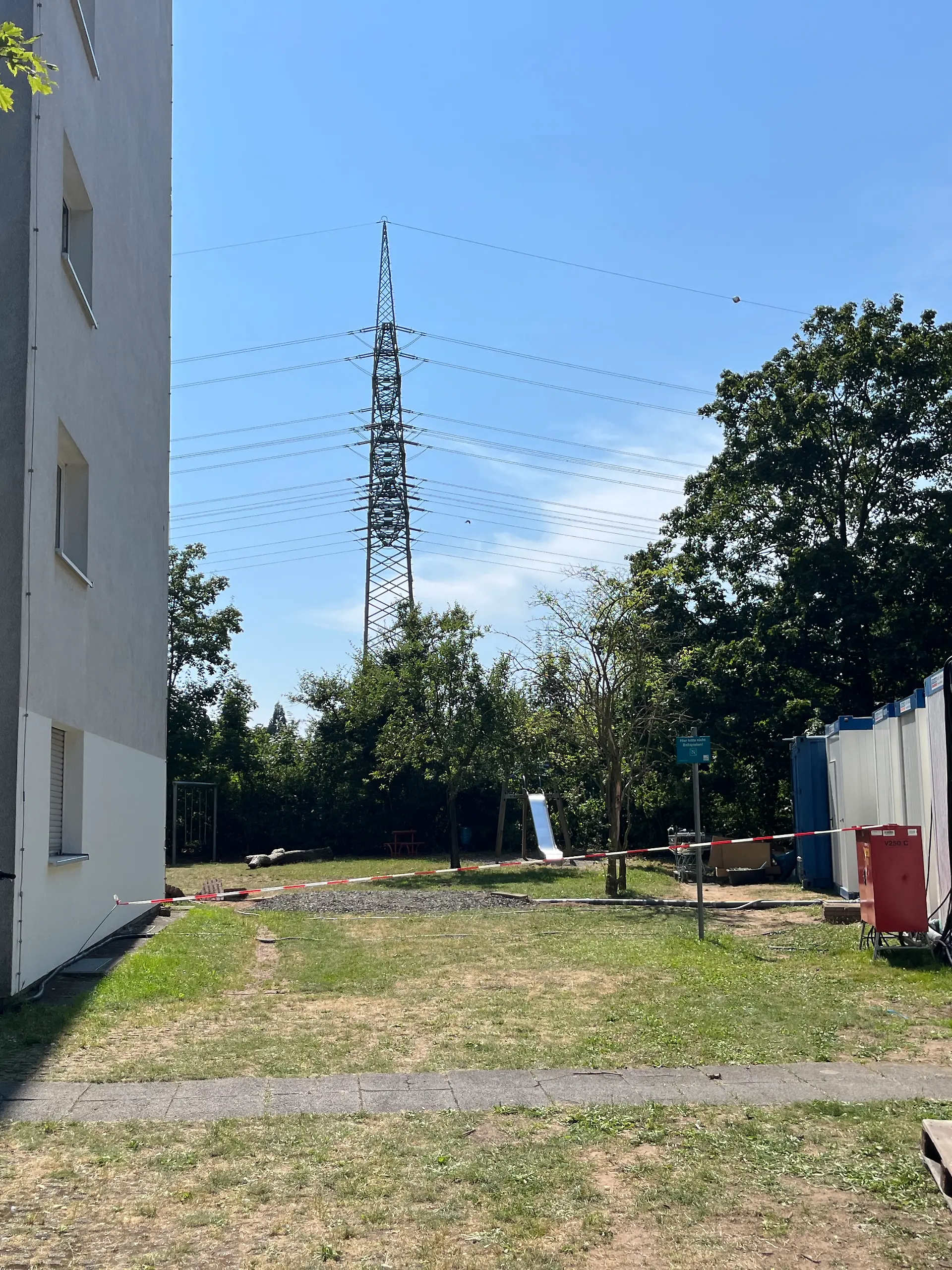 Bild zu: "Container statt Bad! Sanierung stinkt Hochhaus-Mietern gewaltig"