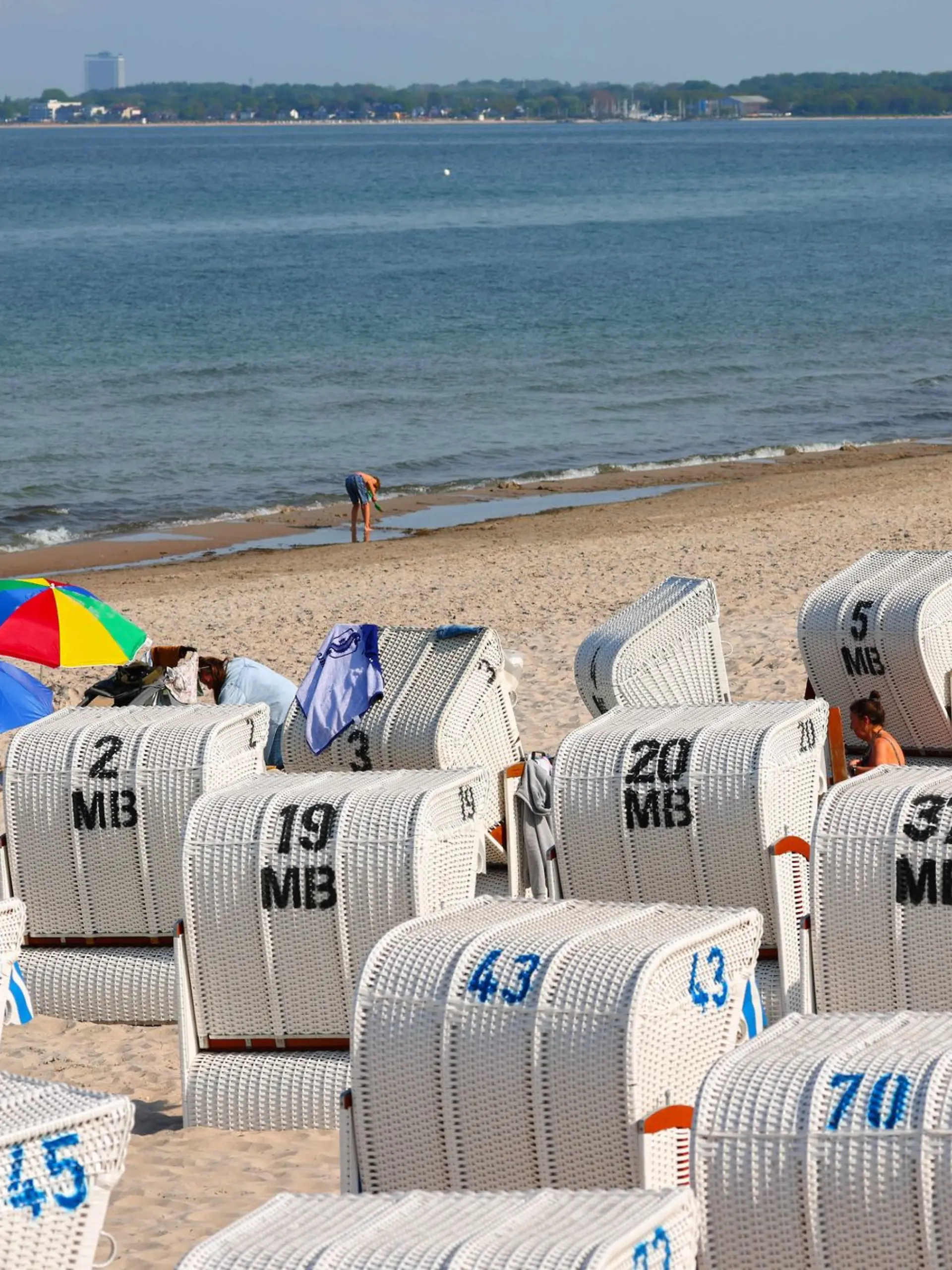 Bild zu: "Vor Wintereinbruch: Urlaubsorte versteigern Strandkörbe"