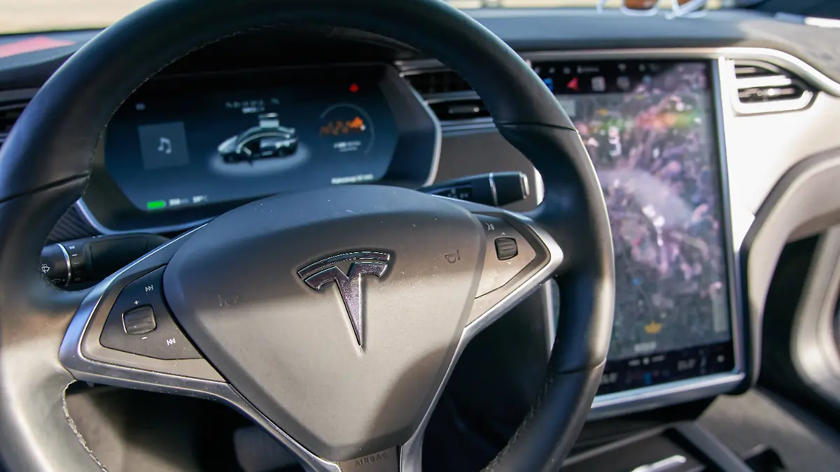 Elektroautos an der Ladestation Tesla Model X Cockpit, Computer, Anzeige, Screen, Lenkrad, und S, VW Golf, BMW i3 und ,