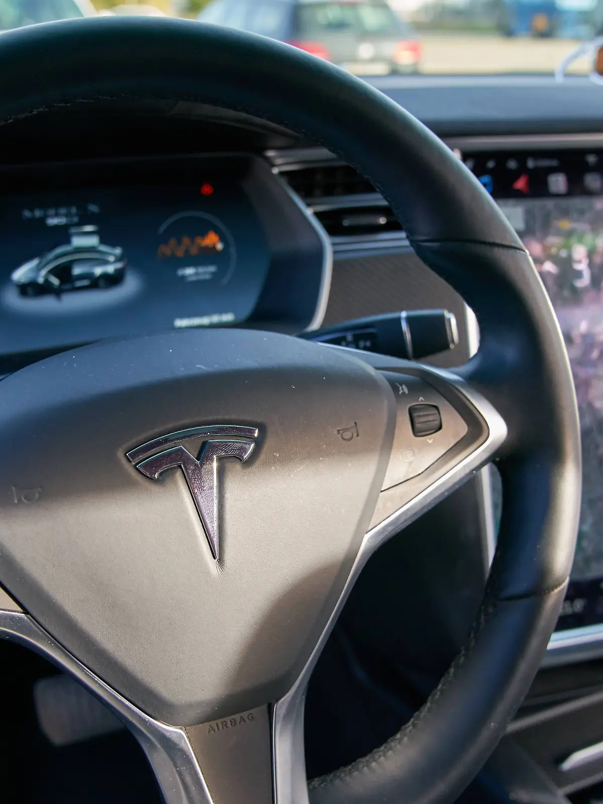 Elektroautos an der Ladestation Tesla Model X Cockpit, Computer, Anzeige, Screen, Lenkrad, und S, VW Golf, BMW i3 und ,