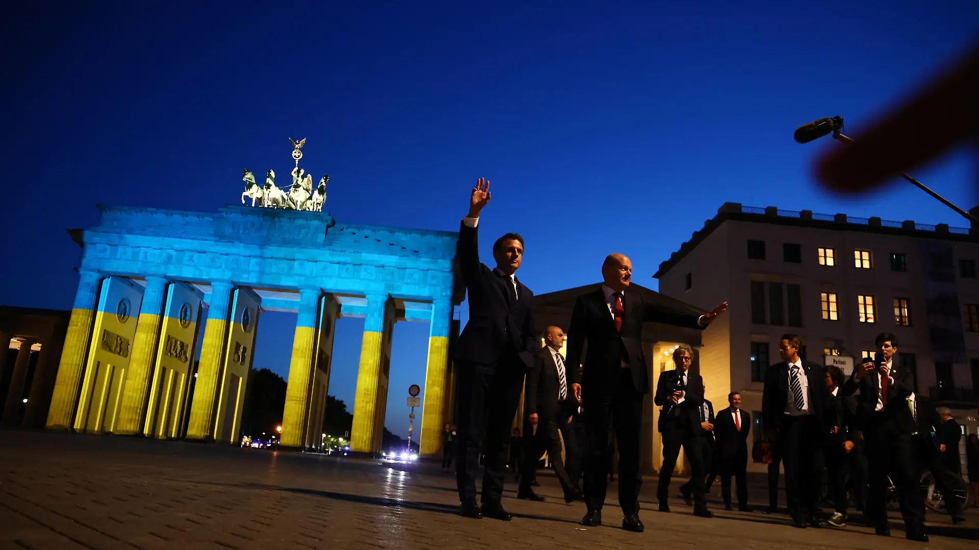  Bundeskanzler Olaf scholz und der Franzoesiche Praesident Emmanuel Macron besuchen den Brandenburger Tor beleuchtet mit den Ukrainischen Farben in Berlin am 9. Mai 2022. Macron und Scholz am Brandenburger Tor *** German Chancellor Olaf Scholz and French President Emmanuel Macron visit the Brandenburg Gate illuminated with the Ukrainian colors in Berlin on May 9, 2022 Macron and Scholz at the Brandenburg Gate