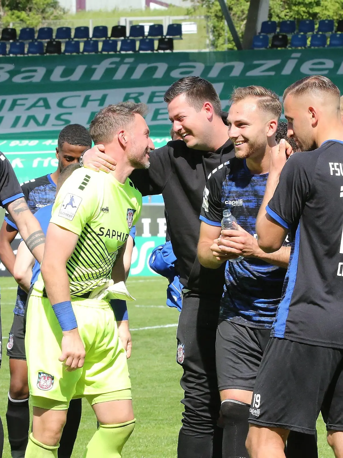 07.05.2022 xmgoodx Frankfurt am Main, PSD Arena Regionalliga Südwest Saison 2021/2022 FSV Frankfurt gegen SV Elversberg Klassenerhalt Jubel bei Torwart DANIEL ENDRES 16, FSV Frankfurt und Cheftrainer Tim Görner FSV Frankfurt *** 07 05 2022 xmgoodx Frankfurt am Main, PSD Arena Regionalliga Südwest Saison 2021 2022 FSV Frankfurt against SV Elversberg Klassenerhalt Cheering goalkeeper DANIEL ENDRES 16, FSV Frankfurt and head coach Tim Görner FSV Frankfurt