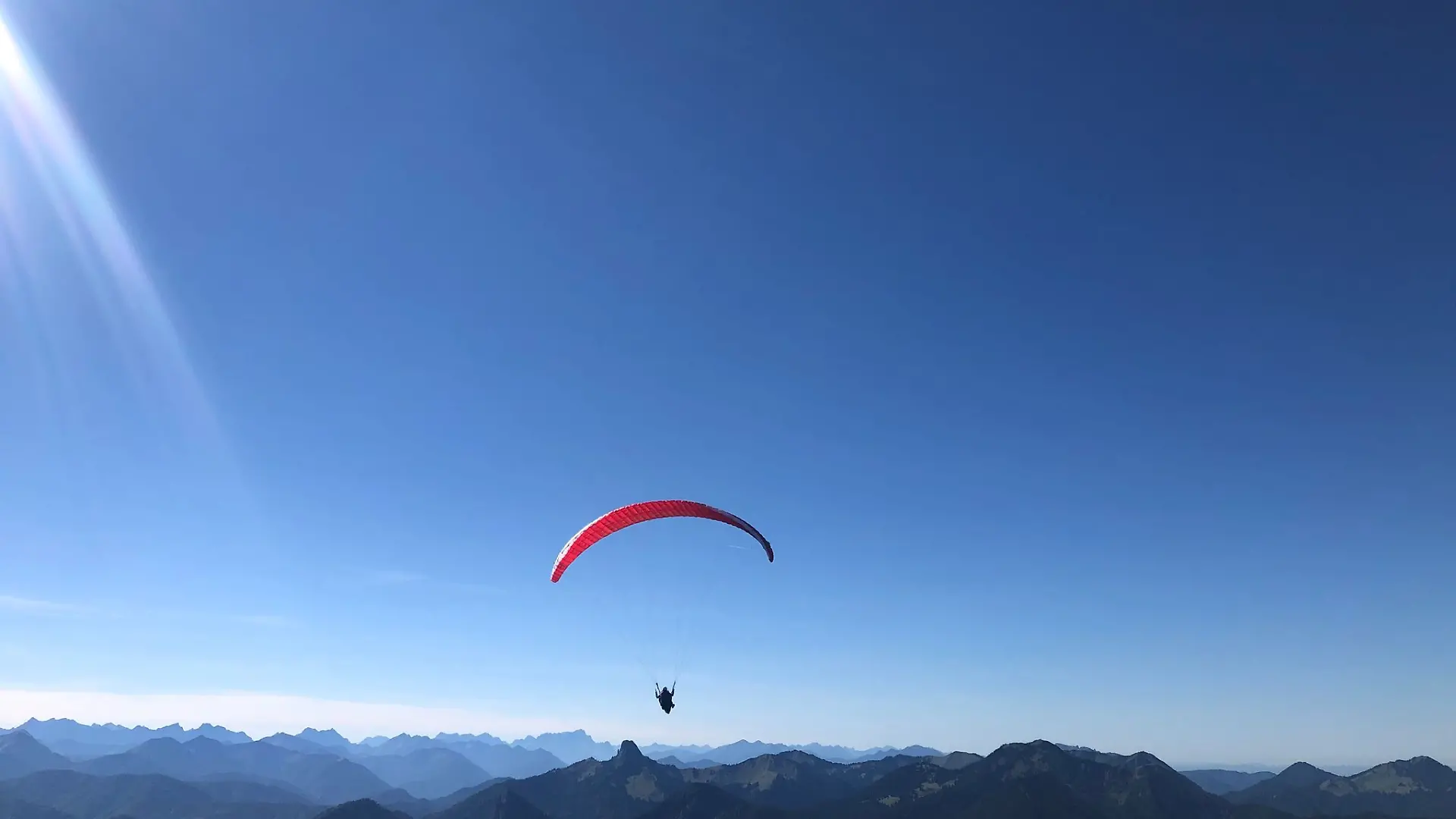 In Österreich ist es erneut zu einem tödlichen Unfall beim Gleitschirmfliegen gekommen. (Archivbild)