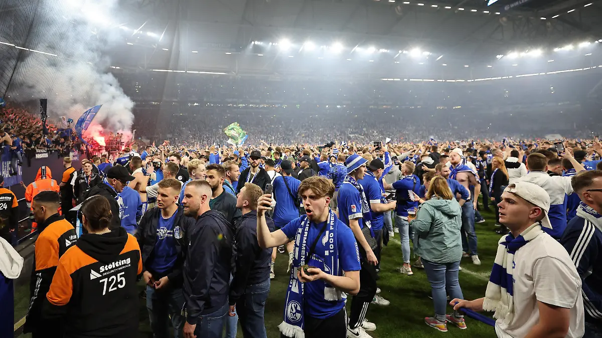 Die Fans des FC Schalke 04 feiern den Wiederaufstieg in die 1. Bundesliga beim Spiel der 2. BL Saison 2021/22 FC Schalke 04 - FC St. Pauli. Copyright: Thomas Pakusch *** FC Schalke 04 fans celebrate the return to the 1 Bundesliga during the match of the 2 BL season 2021 22 FC Schalke 04 FC St Pauli Copyright Thomas Pakusch