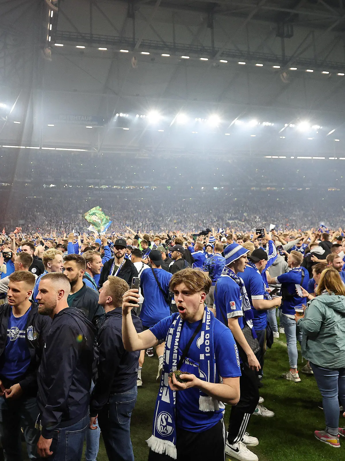  Die Fans des FC Schalke 04 feiern den Wiederaufstieg in die 1. Bundesliga beim Spiel der 2. BL Saison 2021/22 FC Schalke 04 - FC St. Pauli. Copyright: Thomas Pakusch *** FC Schalke 04 fans celebrate the return to the 1 Bundesliga during the match of the 2 BL season 2021 22 FC Schalke 04 FC St Pauli Copyright Thomas Pakusch