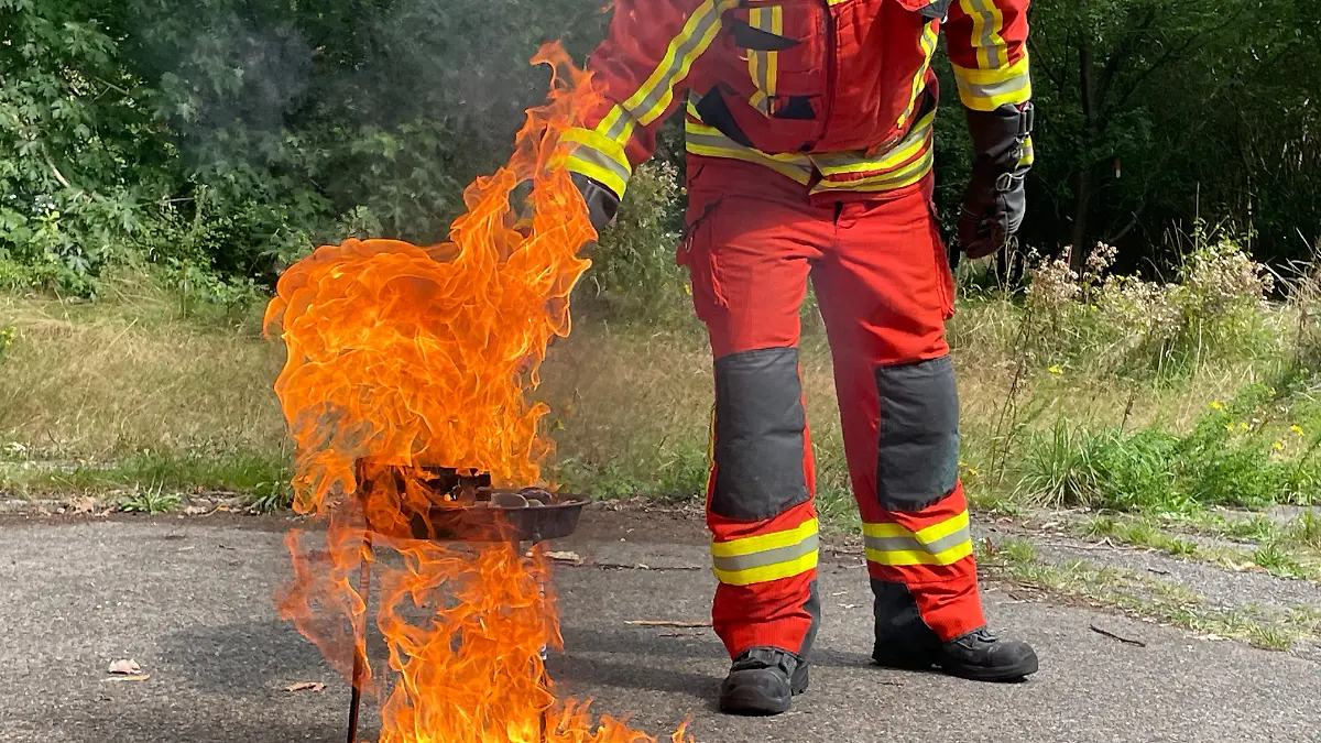 Feuerwehr Neumünster zeigt, welche Gefahren beim Grillen lauern
