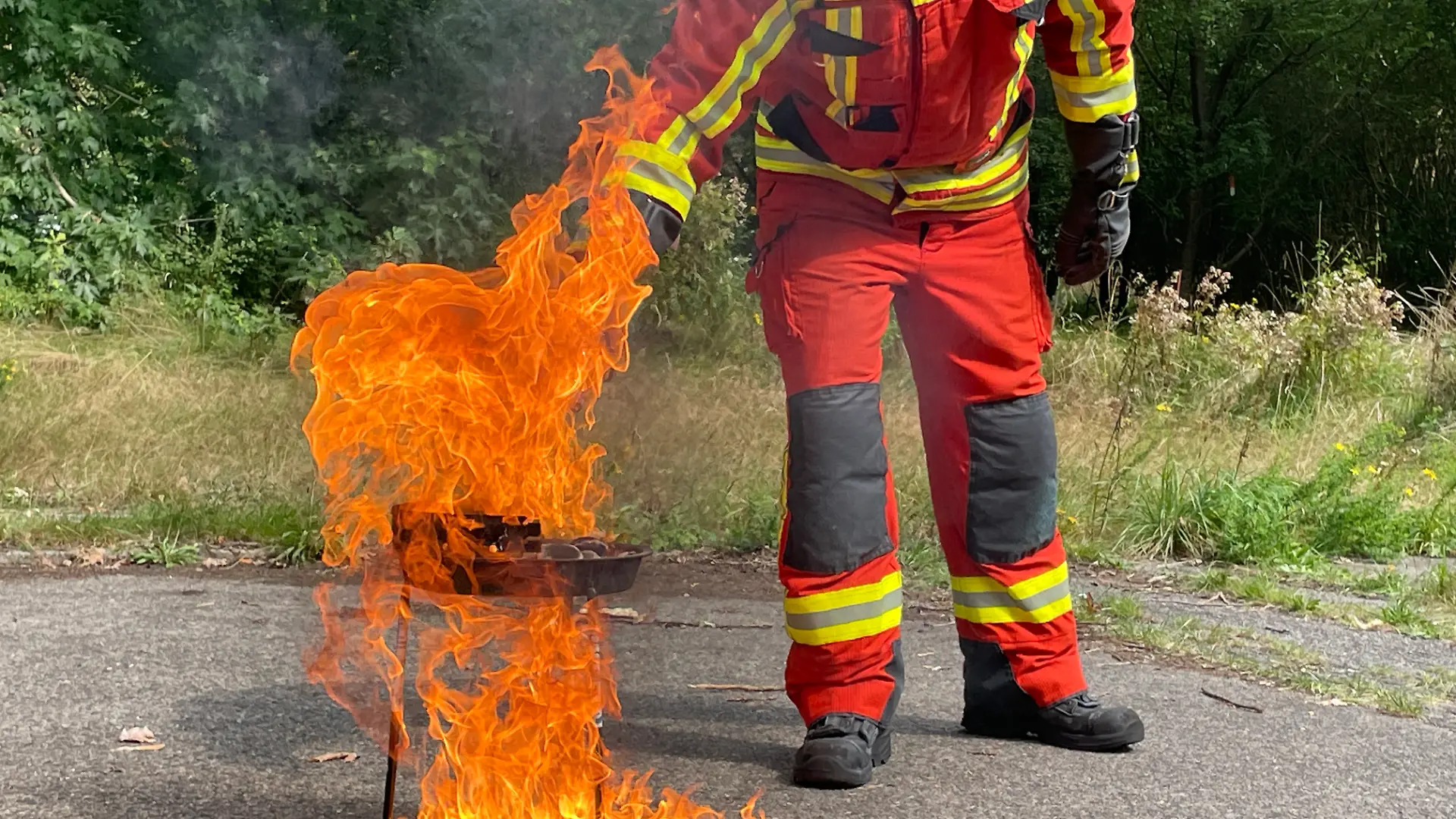 Feuerwehr Neumünster zeigt, welche Gefahren beim Grillen lauern