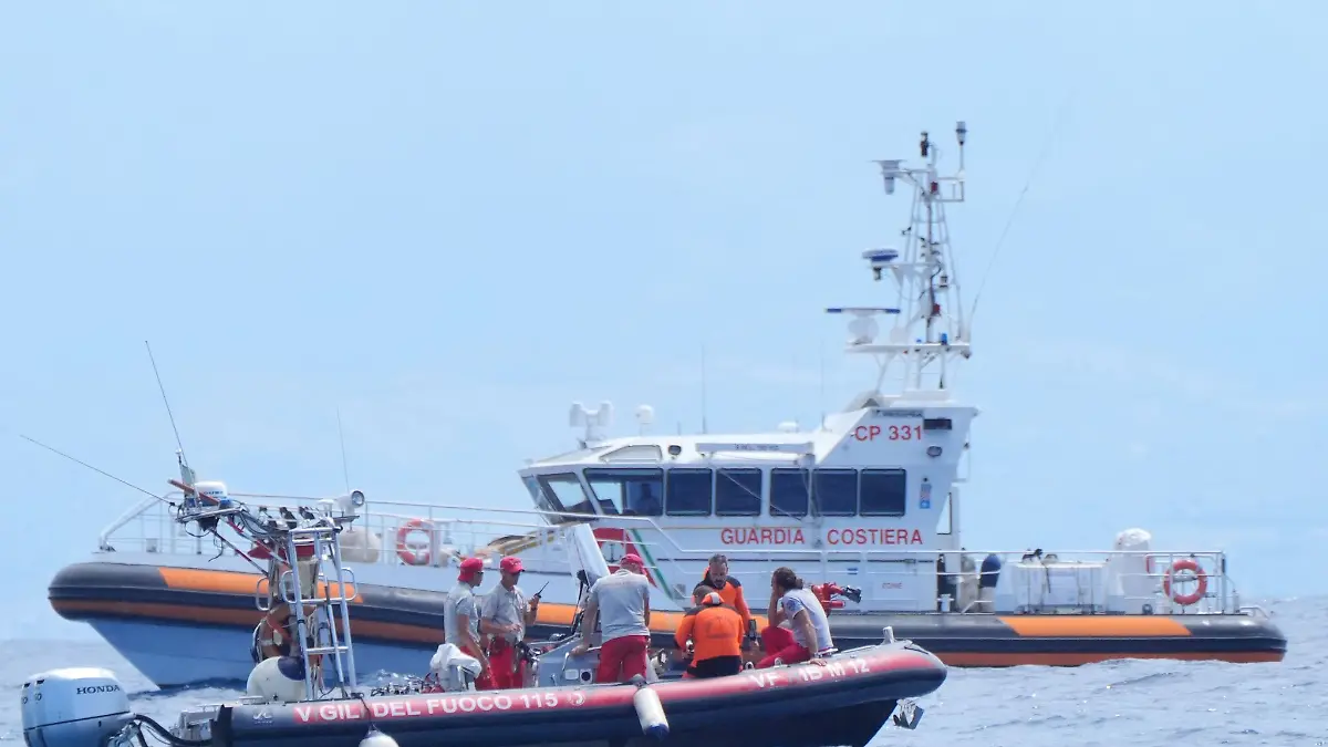 Rettungskräfte suchen nach den Vermissten.