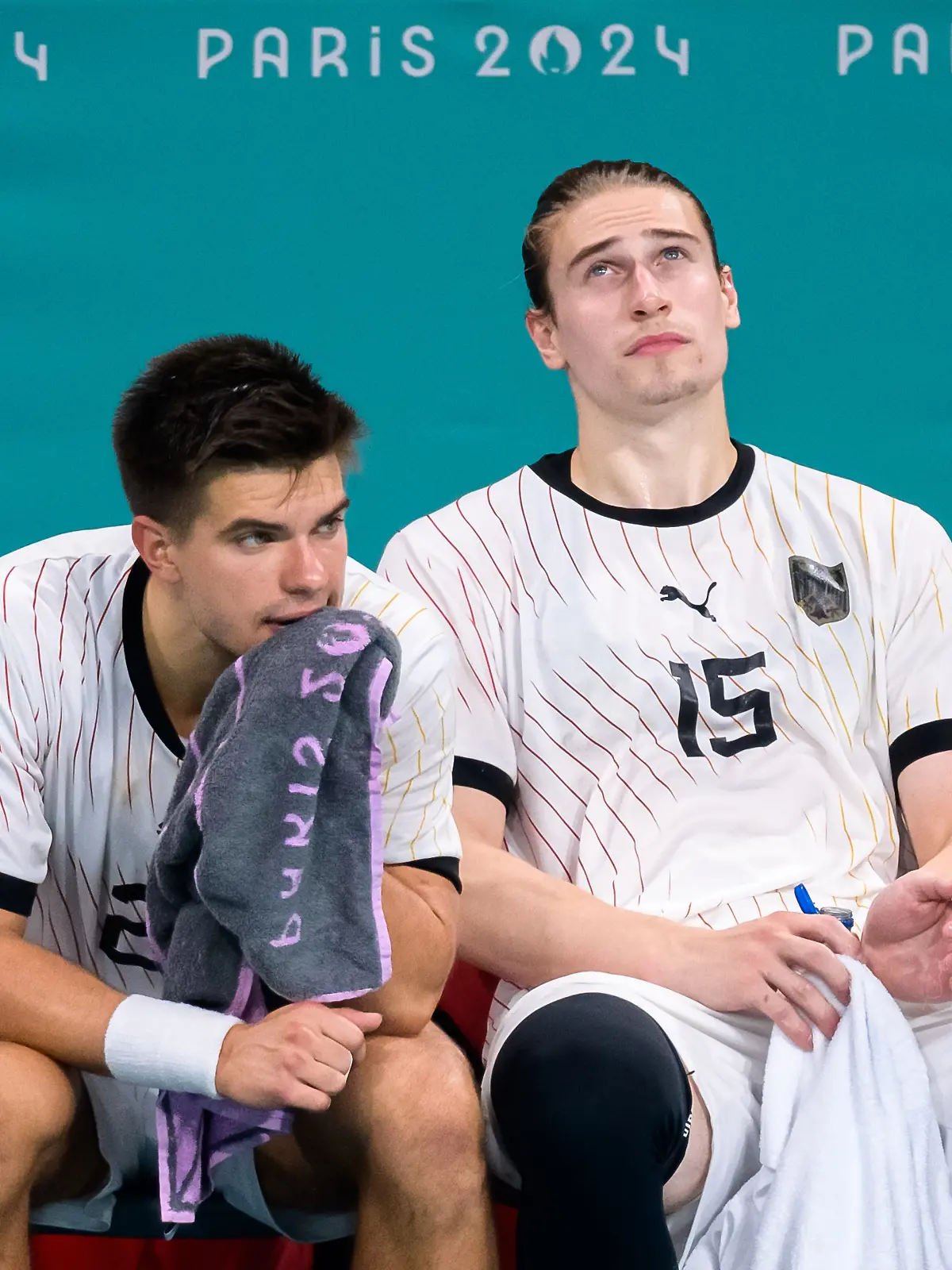Renars Uscins und Juri Knorr sitzen nach der Finalniederlage bei den Olympischen Spielen enttäuscht auf der Bank.