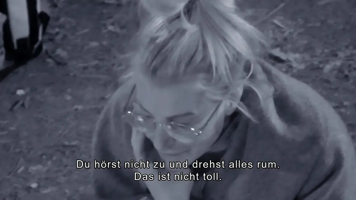 Im Flüsterton hauen sich Giulia und Sarah Vorwürfe um die Ohren.