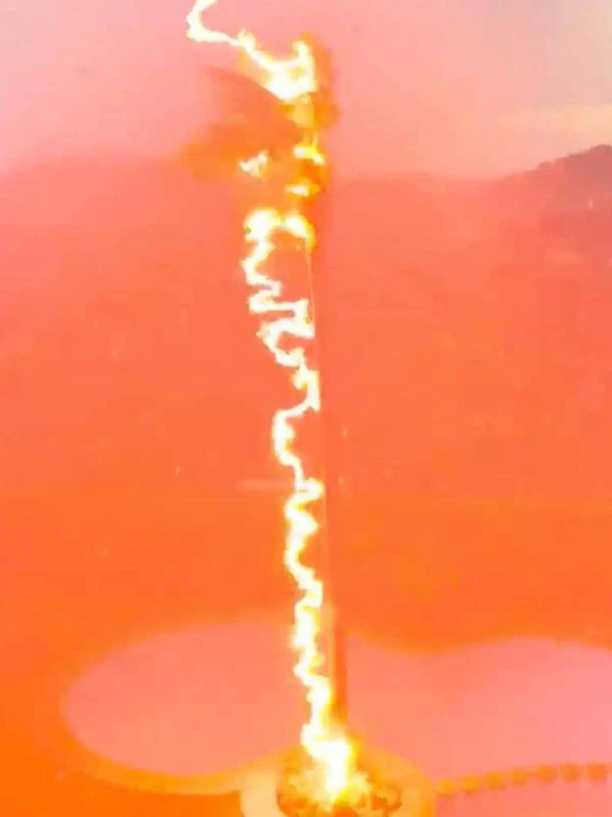 Eigentlich will Sally nur das Gewitter filmen, doch dann schlägt nur wenige Meter von ihr entfernt ein Blitz ein. Sie kann kaum glauben, was sie gerade mit viel Glück auf Film hat. Mehr dazu im Video!