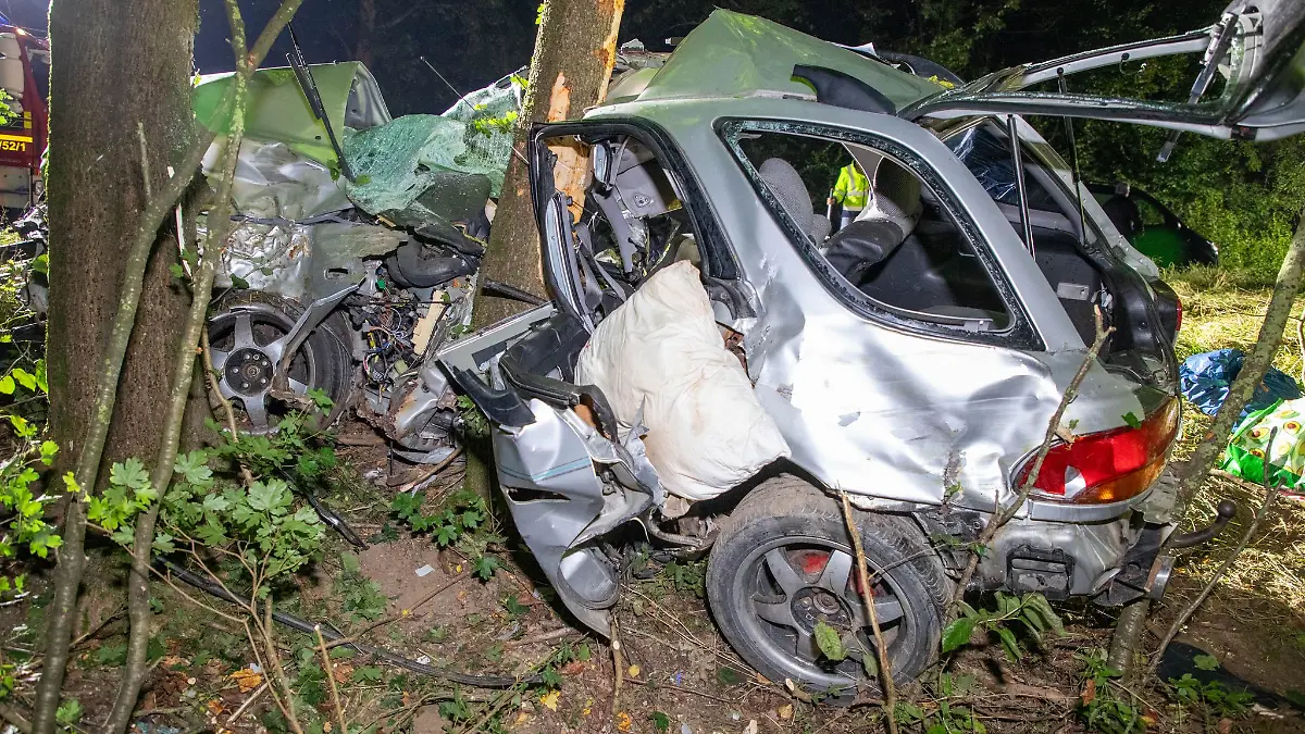Ein Mann und ein Kind sind bei einem Unfall auf der B454 ums Leben gekommen.