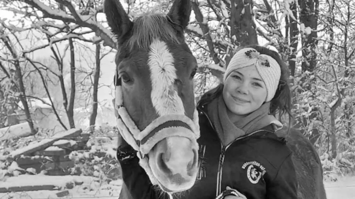 Die 14-jährige Jenny von Rügen liebt das Reiten, doch nun wird sie nie wieder auf einem Pferd sitzen. 