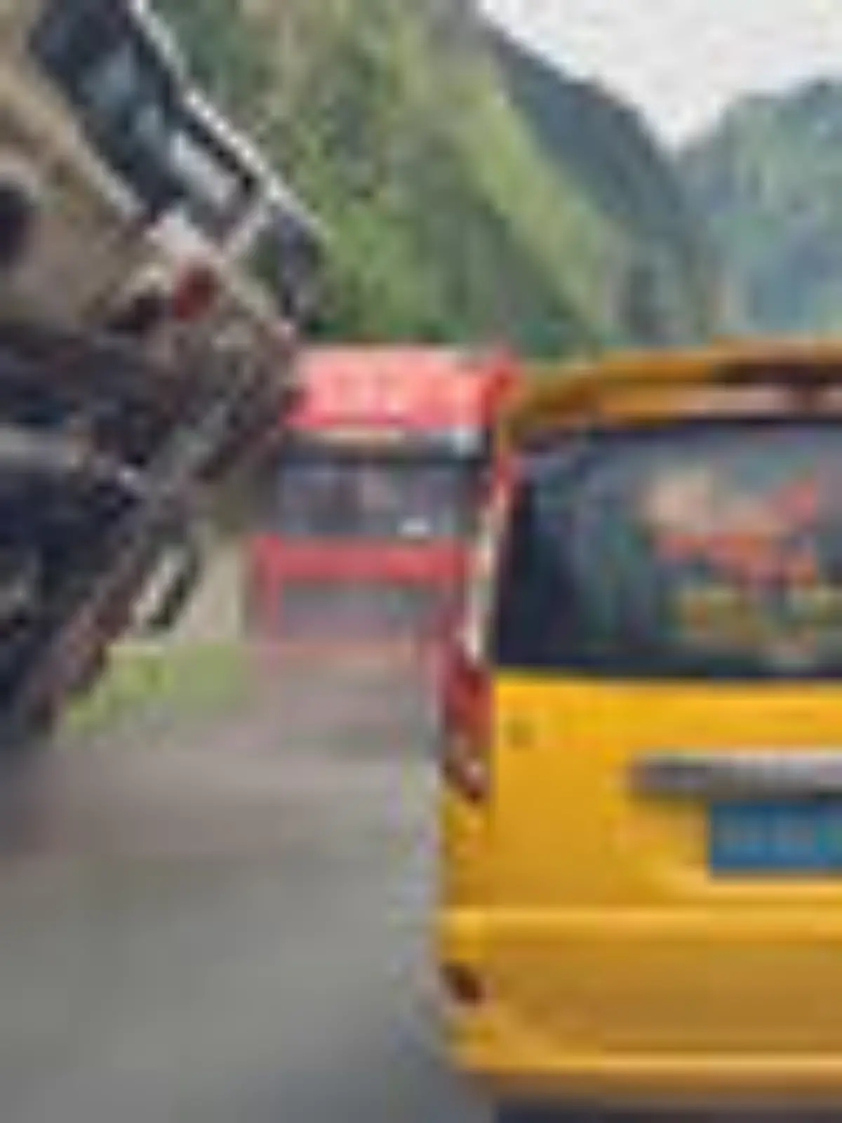 Ein LKW kippt auf einer Schnellstraße auf ein Auto, weil seine Bremsen versagen.