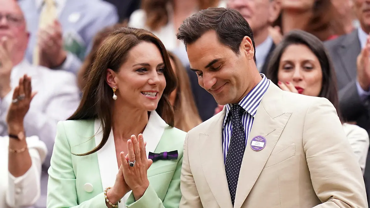 04.07.2023, Großbritannien, London: Tennis: Grand Slam/WTA-Tour/ATP-Tour - Wimbledon, Ehrung: Prinzessin Kate (2.v.l-r), Roger Federer, ehemaliger Tennisprofi aus der Schweiz, und seine Frau Mirka Federer stehen in der königlichen Loge während des zweite Turniertages. Tennis-Superstar Roger Federer ist am Dienstag in Wimbledon für seine Verdienste um den Rasen-Klassiker geehrt worden. Foto: Adam Davy/PA Wire/dpa +++ dpa-Bildfunk +++