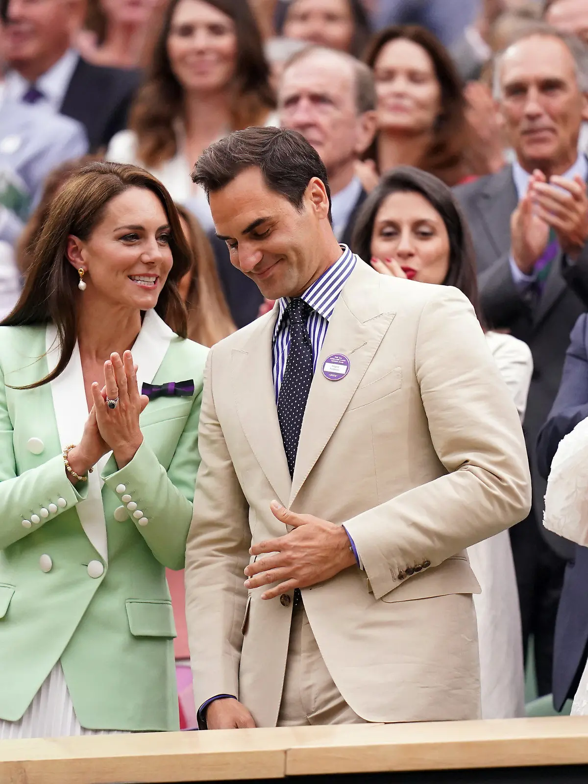 04.07.2023, Großbritannien, London: Tennis: Grand Slam/WTA-Tour/ATP-Tour - Wimbledon, Ehrung: Prinzessin Kate (2.v.l-r), Roger Federer, ehemaliger Tennisprofi aus der Schweiz, und seine Frau Mirka Federer stehen in der königlichen Loge während des zweite Turniertages. Tennis-Superstar Roger Federer ist am Dienstag in Wimbledon für seine Verdienste um den Rasen-Klassiker geehrt worden. Foto: Adam Davy/PA Wire/dpa +++ dpa-Bildfunk +++