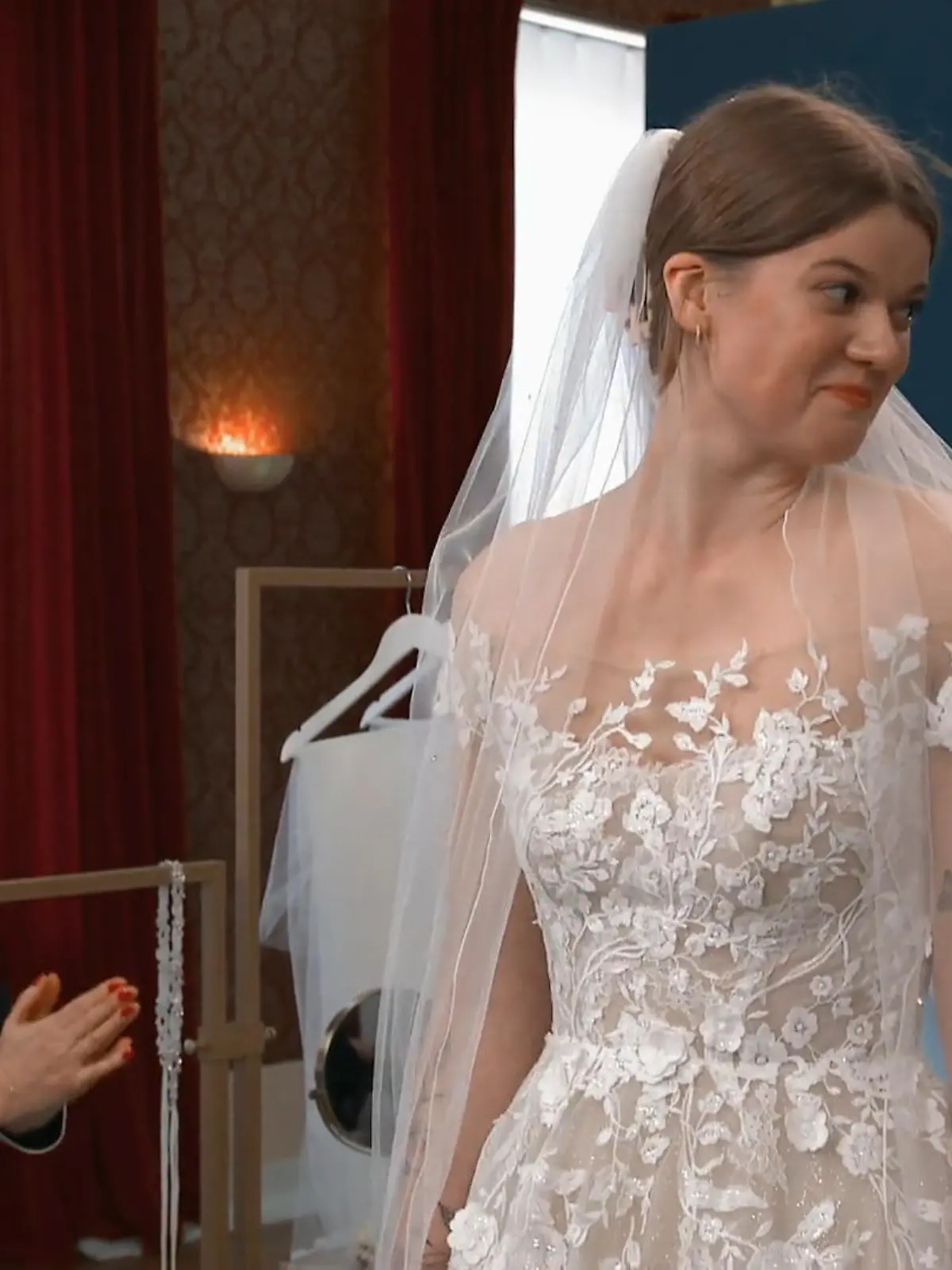 Bild zu: "Oljas erstes Kleid sorgt für Tränenreichen Moment"