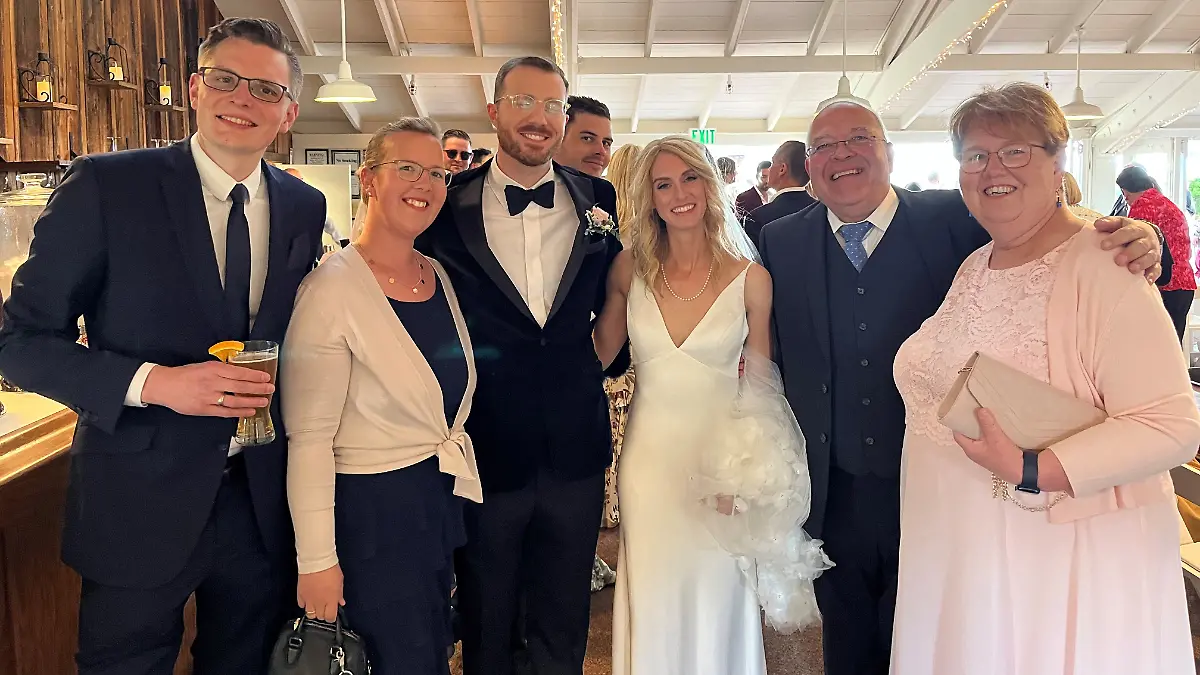 Lisa Nolte und ihre Familie mit dem Hochzeitspaar, Elyse und Ian, auf deren Hochzeit in den USA.