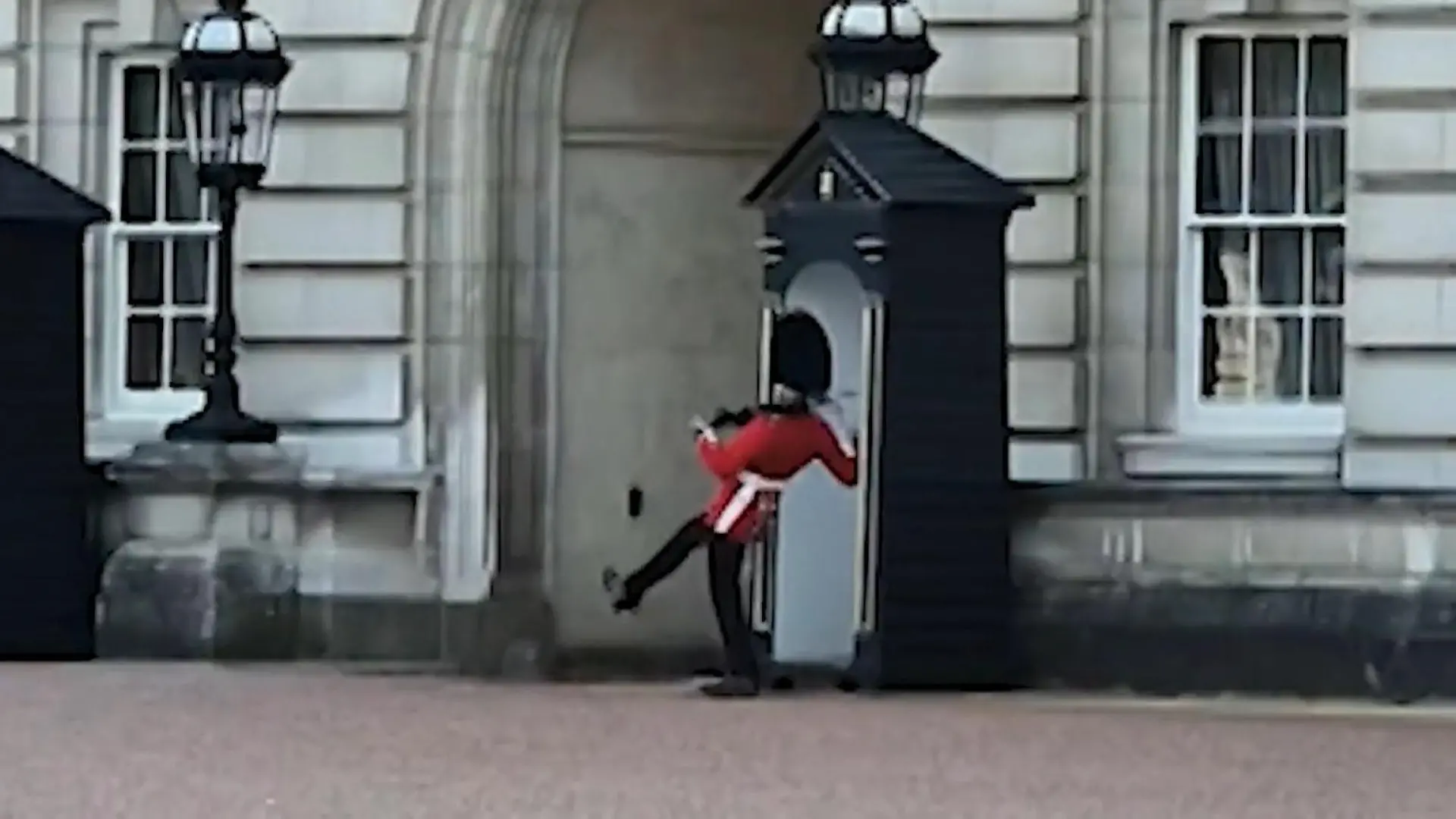 Wache plumpst vor dem Buckingham Palace auf den Po Royaler Ausrutscher!