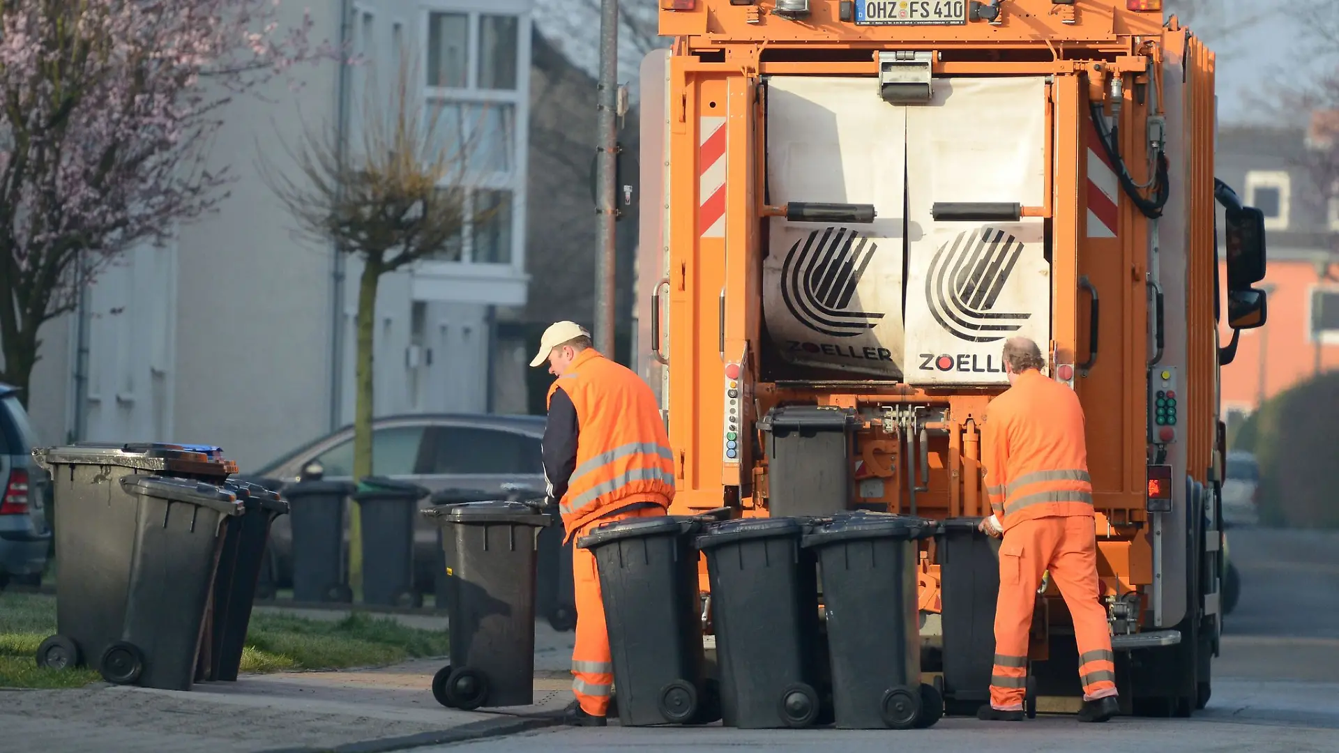 Ein Müllwerker wurde von Müllfahrzeug überfahren und schwer verletzt. (Symbolbild)