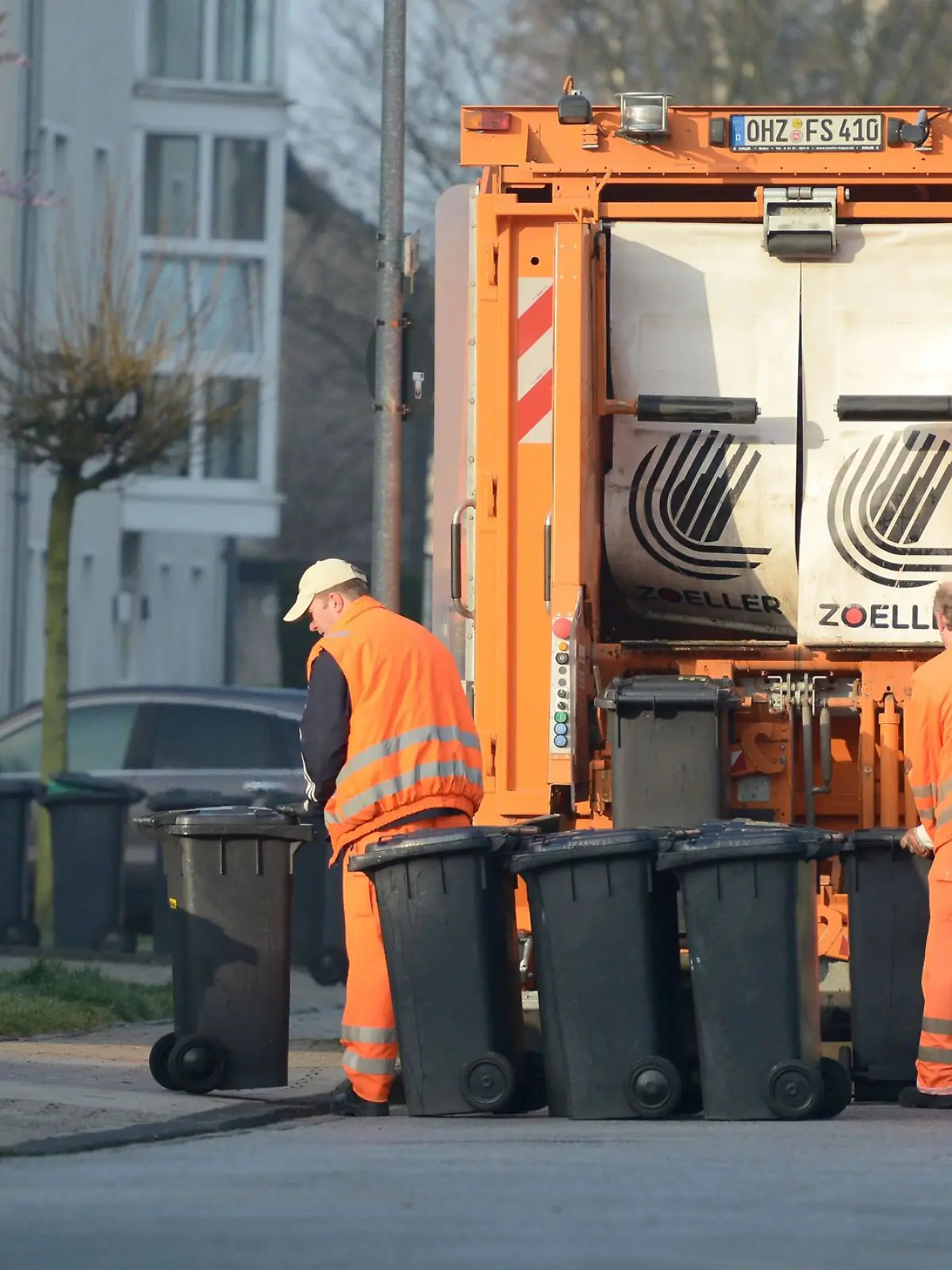 Bild zu: "Müllwagen überrollt Frau – 67-Jährige stirbt am Unfallort"