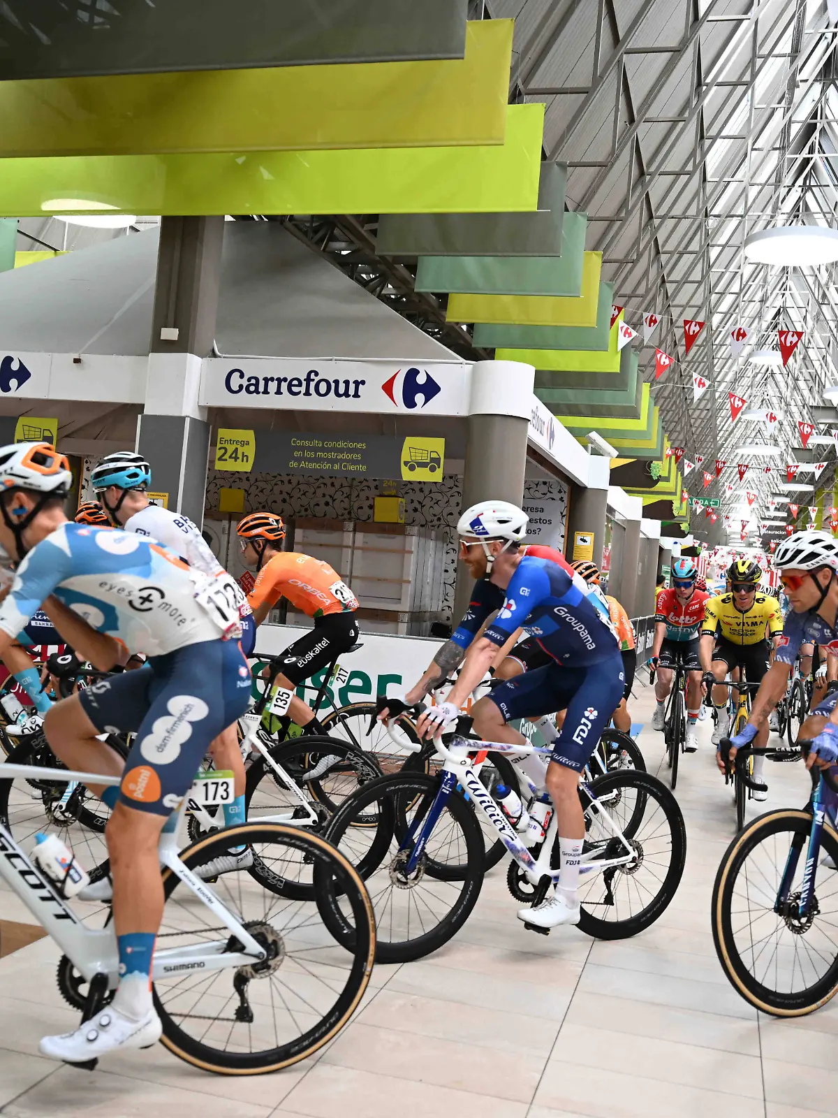 Die Vuelta a Espana startet in einem Supermarkt