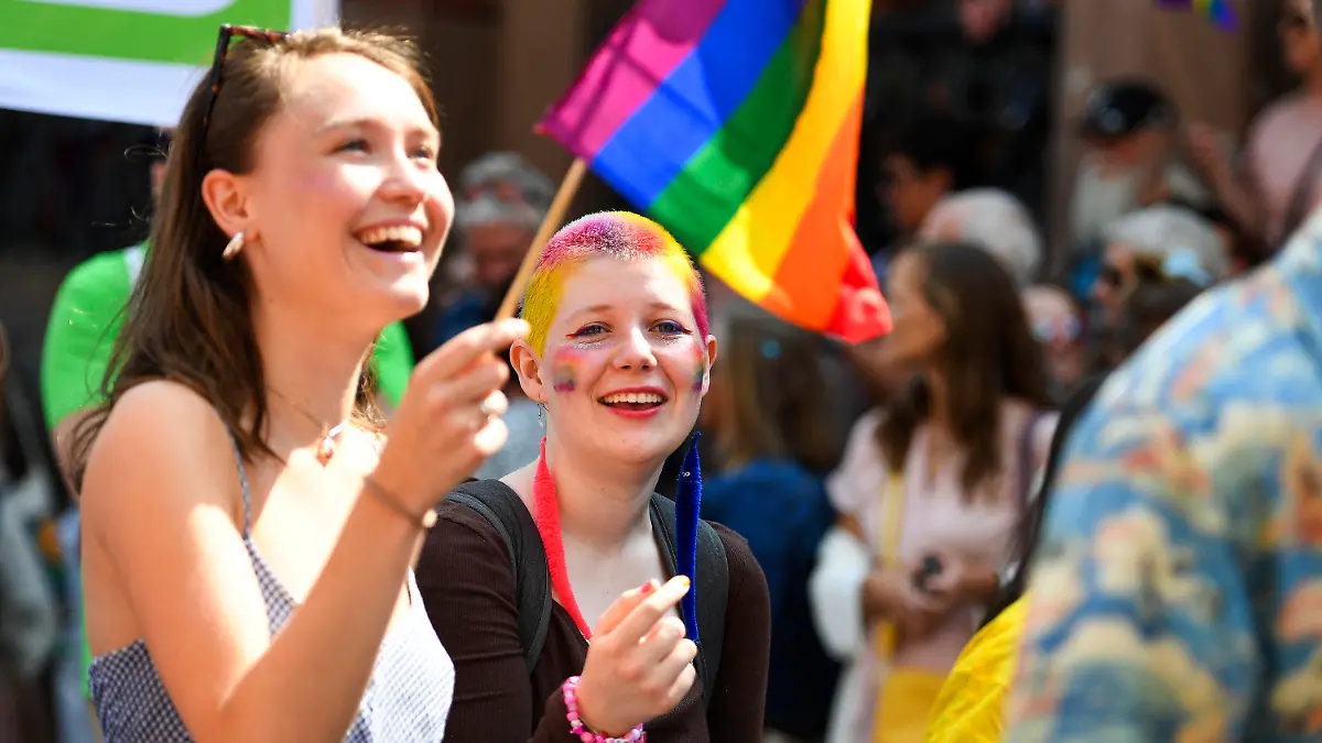 01.07.2023, Norwegen, Oslo: Maud Angelica Behn (l), Enkelin des norwegischen Königs Harald und der Königin Sonja, nimmt an der Pride Parade in Oslo teil. Gut ein Jahr nach den tödlichen Schüssen in einer Schwulen-Bar in Oslo ist wieder eine große Pride-Parade durch die norwegische Hauptstadt gezogen. Foto: Astrid Pedersen/NTB/AP/dpa +++ dpa-Bildfunk +++