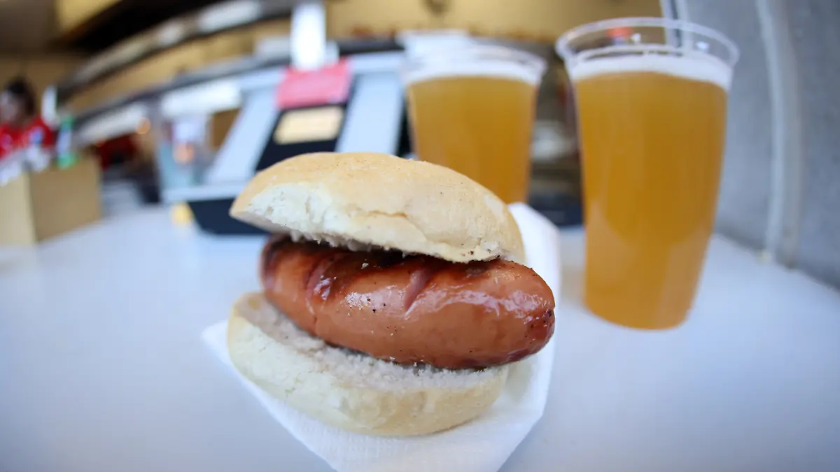 Bratwurst und Bier gehören für viele Fans zum Stadionbesuch einfach dazu.