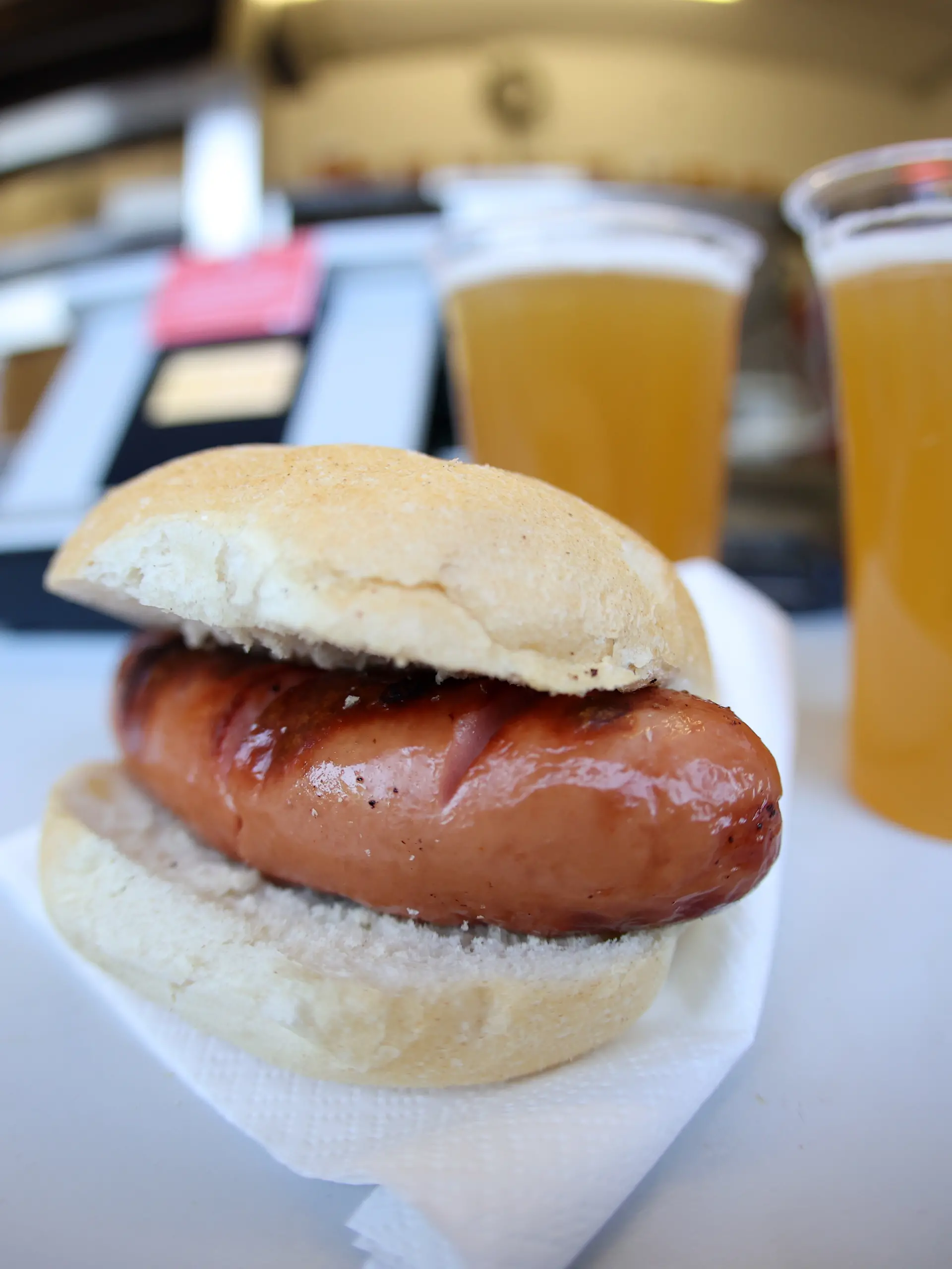 Bratwurst und Bier gehören für viele Fans zum Stadionbesuch einfach dazu.