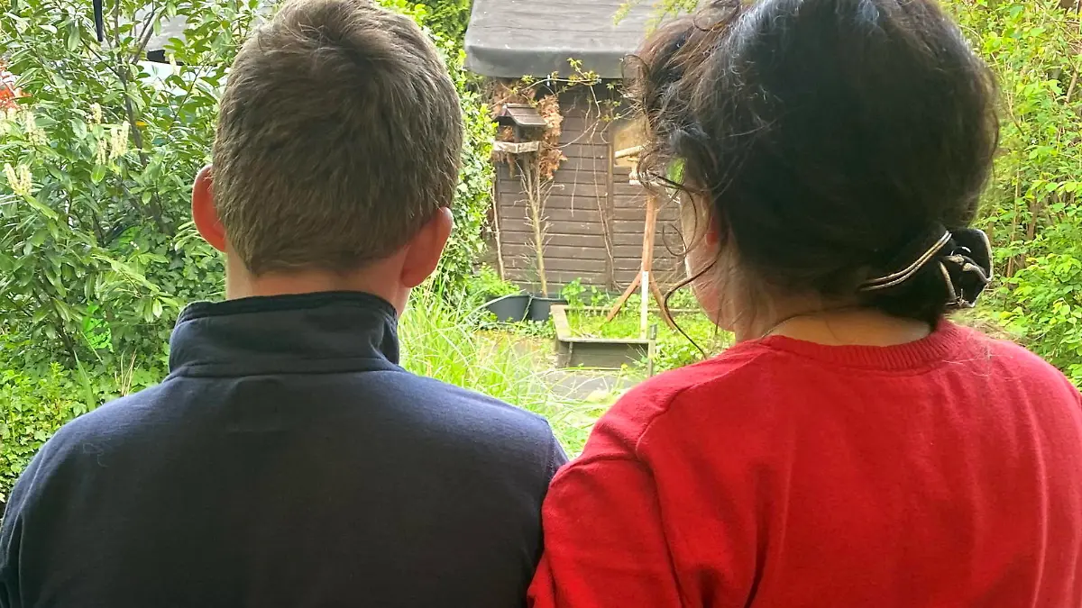Oberkrämer, 05.05.2022
Foto: Pflegemutter Christel K. (64) mit Paul (11, Name geändert). Der 11-Jährige wird nun voraussichtlich in ein Heim kommen

Einmal eine Spritztour mit Papas Mercedes machen  Ein Traum, den wohl viele Kinder früher oder später mal haben. Den man aber ohne Erlaubnis und vor allem ohne Führerschein niemals in die Tat umsetzen sollte! Doch Paul (11, Name geändert) aus Oberkrämer (Oberhavel) war das egal. Es schnappte sich den Autoschlüssel, als die Pflegeeltern einkaufen waren und fuhr in Richtung Berlin. Ein kindlicher Leichtsinn, den er am Ende zwar unbeschadet überstand, der sein Leben nun aber grundlegend verändern wird! Paul war mit dem silber-metallic-farbenen B-Klasse-Mercedes schon auf großer Hauptstadt-Tour, als die Eltern ihn noch in Oberkrämer suchten. In Berlin wurde der Wagen mit dem Kind am Steuer sogar gesichtet. Das bestätigt die Polizei. Warum er dort aber nicht schon gestoppt wurde, ist unklar. Für Paul ging die Fahrt also weiter. Raus aus Berlin, dann durch ganz Brandenburg, wie der Routenverlauf im Navigationsgerät des Mercedes später zeigen würde. Und irgendwann konnte er das Fahrzeug nicht mehr beherrschen? Seine leichtsinnige Spritztour hat nun dramatische Konsequenzen! Denn der Junge soll jetzt in ein Heim mit Rundumbetreuung: Paul ist ein Problemkind, so die Pflegemutter. Ich kann die Verantwortung nicht mehr für ihn übernehmen. Er sollte hier bleiben, bis er 18 ist.
n. Als sie gegen 19 Uhr zurückkam, war Paul verschwunden.
/ P-Tag: 2022-05-07 /
