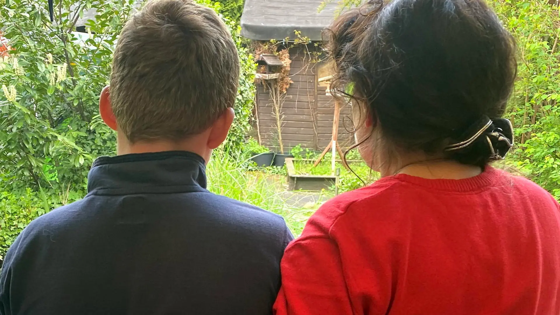 Oberkrämer, 05.05.2022
Foto: Pflegemutter Christel K. (64) mit Paul (11, Name geändert). Der 11-Jährige wird nun voraussichtlich in ein Heim kommen
Einmal eine Spritztour mit Papas Mercedes machen Ein Traum, den wohl viele Kinder früher oder später mal haben. Den man aber ohne Erlaubnis und vor allem ohne Führerschein niemals in die Tat umsetzen sollte! Doch Paul (11, Name geändert) aus Oberkrämer (Oberhavel) war das egal. Es schnappte sich den Autoschlüssel, als die Pflegeeltern einkaufen waren und fuhr in Richtung Berlin. Ein kindlicher Leichtsinn, den er am Ende zwar unbeschadet überstand, der sein Leben nun aber grundlegend verändern wird! Paul war mit dem silber-metallic-farbenen B-Klasse-Mercedes schon auf großer Hauptstadt-Tour, als die Eltern ihn noch in Oberkrämer suchten. In Berlin wurde der Wagen mit dem Kind am Steuer sogar gesichtet. Das bestätigt die Polizei. Warum er dort aber nicht schon gestoppt wurde, ist unklar. Für Paul ging die Fahrt also weiter. Raus aus Berlin, dann durch ganz Brandenburg, wie der Routenverlauf im Navigationsgerät des Mercedes später zeigen würde. Und irgendwann konnte er das Fahrzeug nicht mehr beherrschen? Seine leichtsinnige Spritztour hat nun dramatische Konsequenzen! Denn der Junge soll jetzt in ein Heim mit Rundumbetreuung: Paul ist ein Problemkind, so die Pflegemutter. Ich kann die Verantwortung nicht mehr für ihn übernehmen. Er sollte hier bleiben, bis er 18 ist.
n. Als sie gegen 19 Uhr zurückkam, war Paul verschwunden.
/ P-Tag: 2022-05-07 /