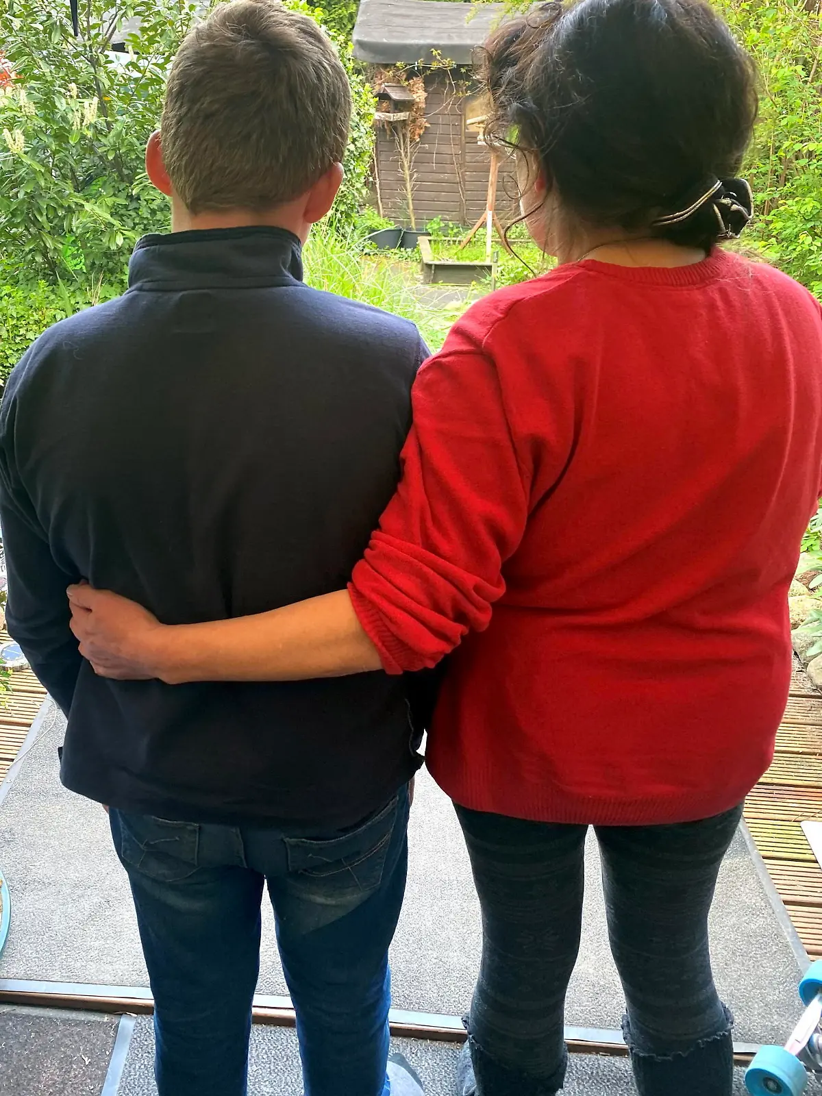 Oberkrämer, 05.05.2022
Foto: Pflegemutter Christel K. (64) mit Paul (11, Name geändert). Der 11-Jährige wird nun voraussichtlich in ein Heim kommen

Einmal eine Spritztour mit Papas Mercedes machen  Ein Traum, den wohl viele Kinder früher oder später mal haben. Den man aber ohne Erlaubnis und vor allem ohne Führerschein niemals in die Tat umsetzen sollte! Doch Paul (11, Name geändert) aus Oberkrämer (Oberhavel) war das egal. Es schnappte sich den Autoschlüssel, als die Pflegeeltern einkaufen waren und fuhr in Richtung Berlin. Ein kindlicher Leichtsinn, den er am Ende zwar unbeschadet überstand, der sein Leben nun aber grundlegend verändern wird! Paul war mit dem silber-metallic-farbenen B-Klasse-Mercedes schon auf großer Hauptstadt-Tour, als die Eltern ihn noch in Oberkrämer suchten. In Berlin wurde der Wagen mit dem Kind am Steuer sogar gesichtet. Das bestätigt die Polizei. Warum er dort aber nicht schon gestoppt wurde, ist unklar. Für Paul ging die Fahrt also weiter. Raus aus Berlin, dann durch ganz Brandenburg, wie der Routenverlauf im Navigationsgerät des Mercedes später zeigen würde. Und irgendwann konnte er das Fahrzeug nicht mehr beherrschen? Seine leichtsinnige Spritztour hat nun dramatische Konsequenzen! Denn der Junge soll jetzt in ein Heim mit Rundumbetreuung: Paul ist ein Problemkind, so die Pflegemutter. Ich kann die Verantwortung nicht mehr für ihn übernehmen. Er sollte hier bleiben, bis er 18 ist.
n. Als sie gegen 19 Uhr zurückkam, war Paul verschwunden.
/ P-Tag: 2022-05-07 /