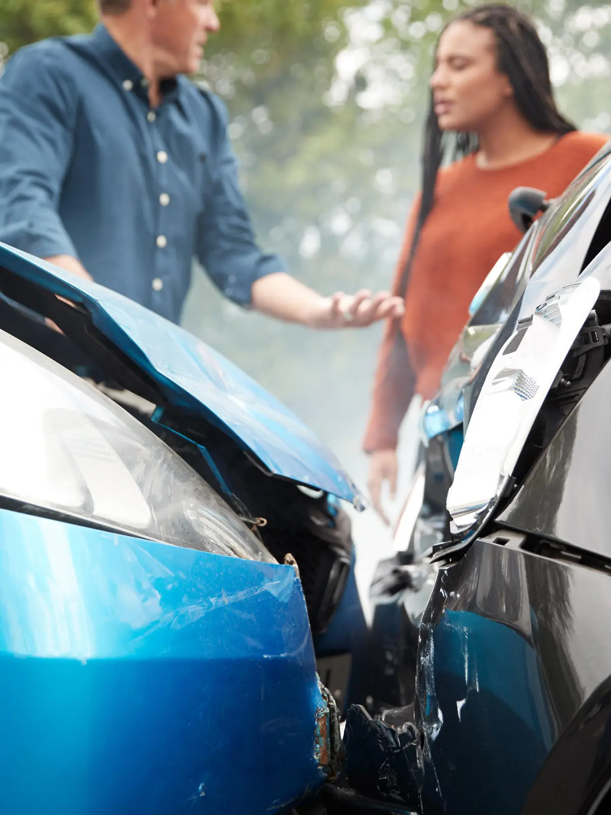 Frau und Mann streiten sich bei einem Unfall.