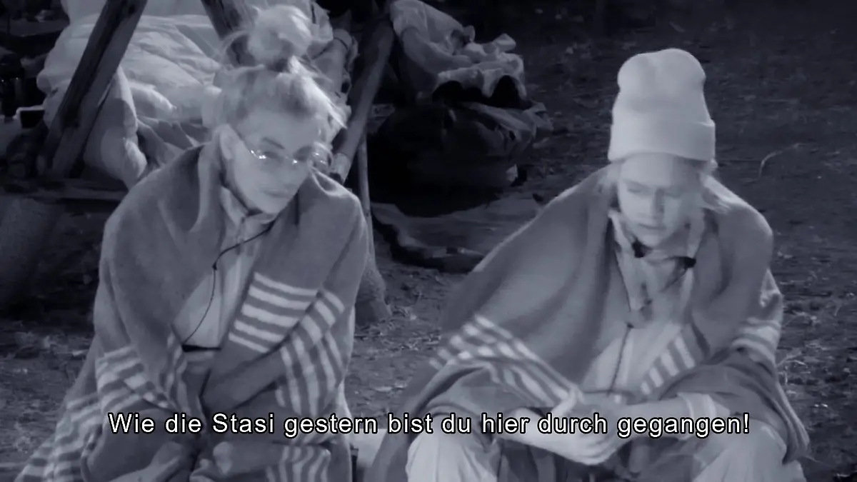 Bei einer Nachtwache hauen sich Giulia Siegel und Sarah Kanppik nur so Gemeinheiten um die Ohren. 