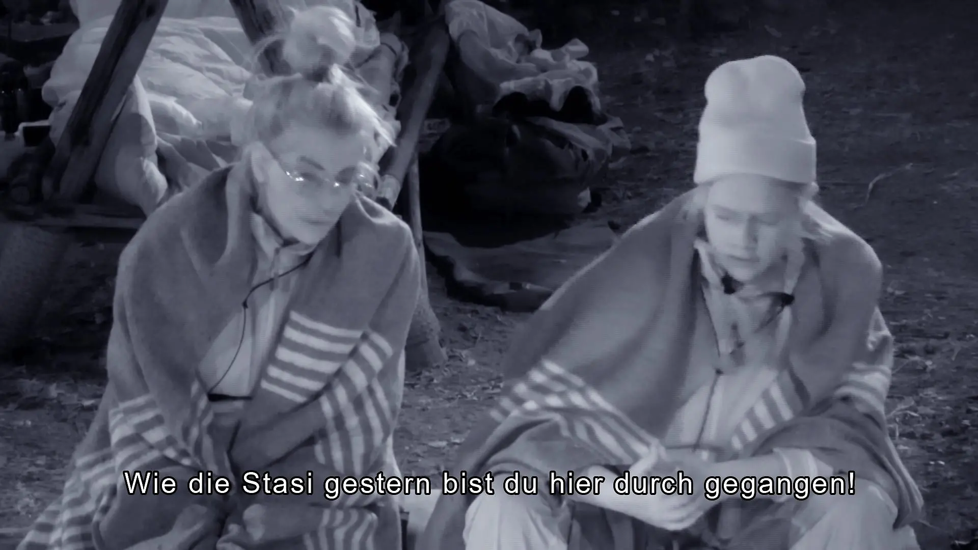 Bei einer Nachtwache hauen sich Giulia Siegel und Sarah Kanppik nur so Gemeinheiten um die Ohren.