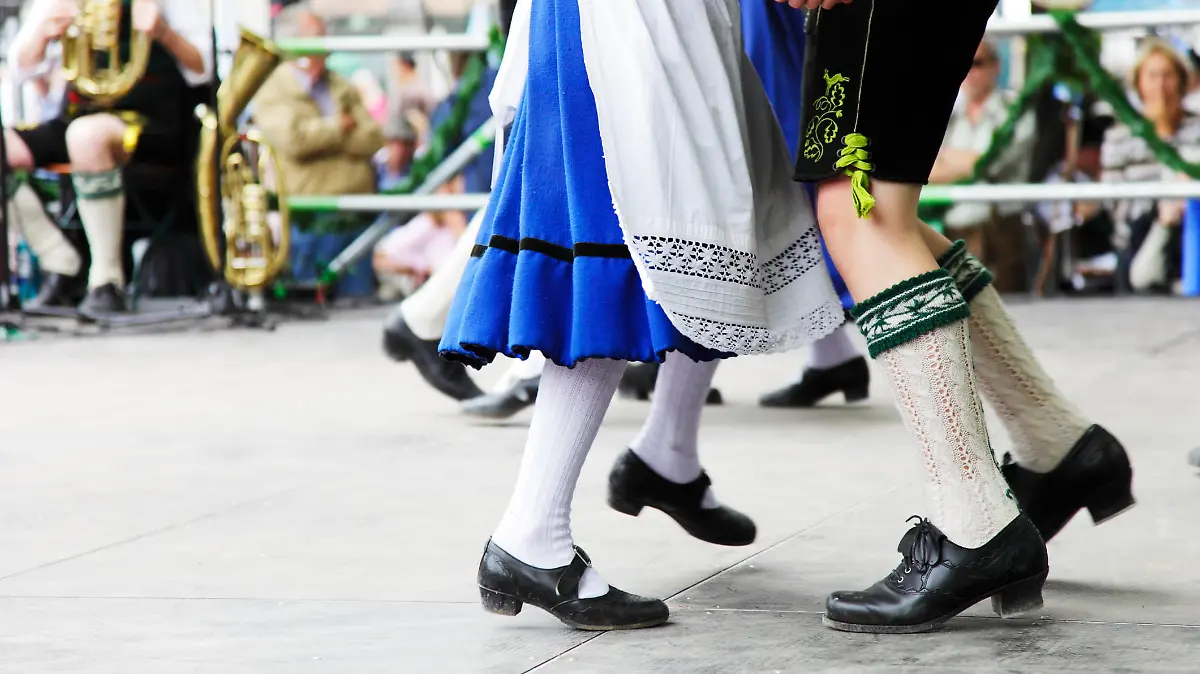 Dirndl und Lederhosen
