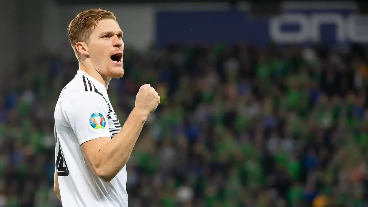 Belfast, Nordirland 09.09.2019, UEFA EM Qualifikation, Runde 6, Gruppe C, Nordirland - Deutschland, Marcel Halstenberg (GER) Torjubel, jubelt nach seinem treffer zum 0:1, celebrates after scoring his team s first goal ( Belfast Windsor Park Nordirland United Kingdom eu-images-01061009945 *** Belfast, Northern Ireland 09 09 2019, UEFA EM qualifying, Round 6, Group C, Northern Ireland Germany, Marcel Halstenberg GER Cheering goal, celebrates after scoring his team s first goal Belfast Windsor Park Northern Ireland United Kingdom eu images 01061009945 eu-images-061 DFL REGULATIONS PROHIBIT ANY USE OF PHOTOGRAPHS AS IMAGE SEQUENCES AND/OR QUASI-VIDEO.  