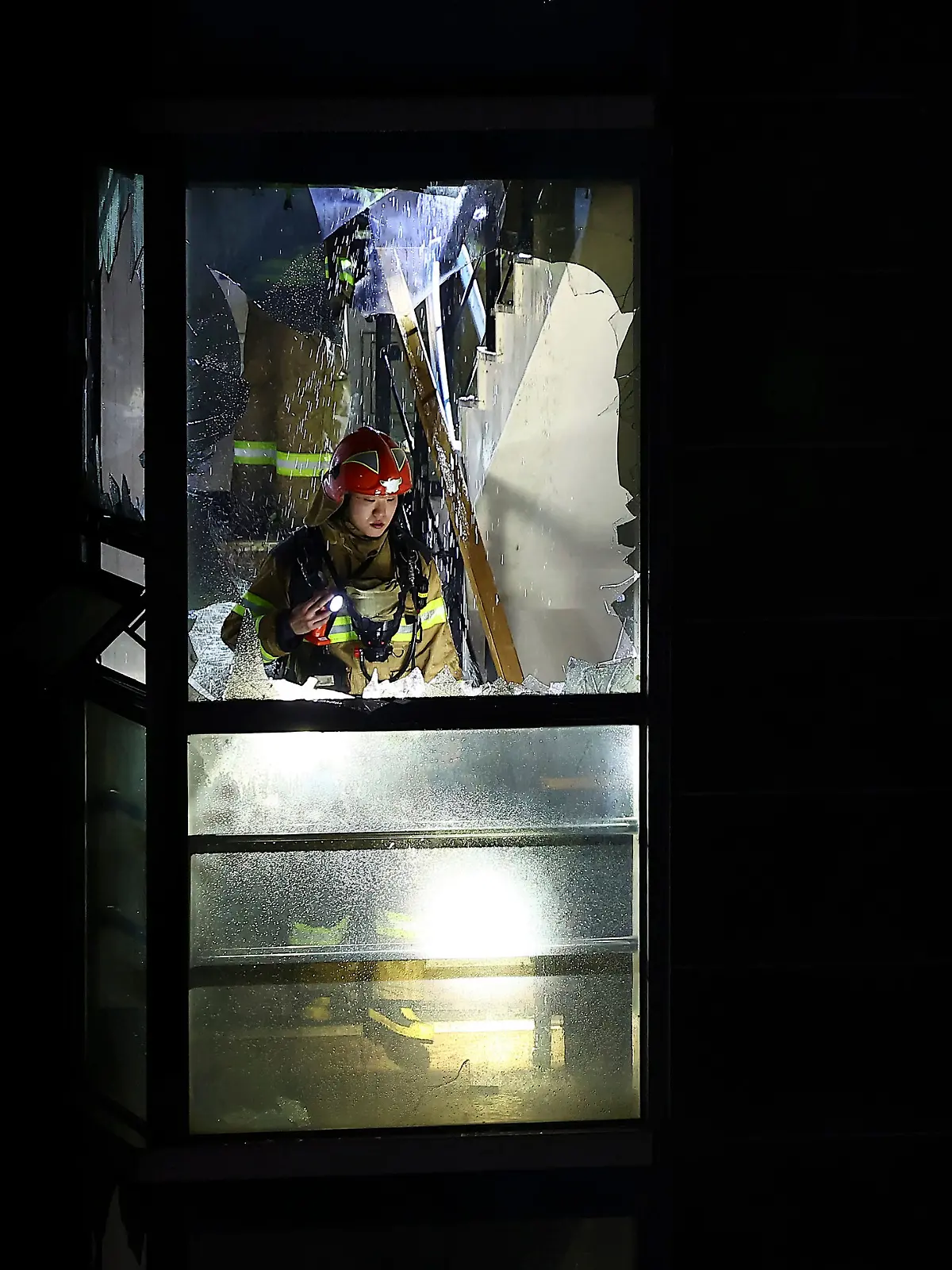 22.08.2024, Südkorea, Bucheon: Ein Feuerwehrmann sucht nach einem Brand in einem Hotel in Bucheon nach vermissten Personen.