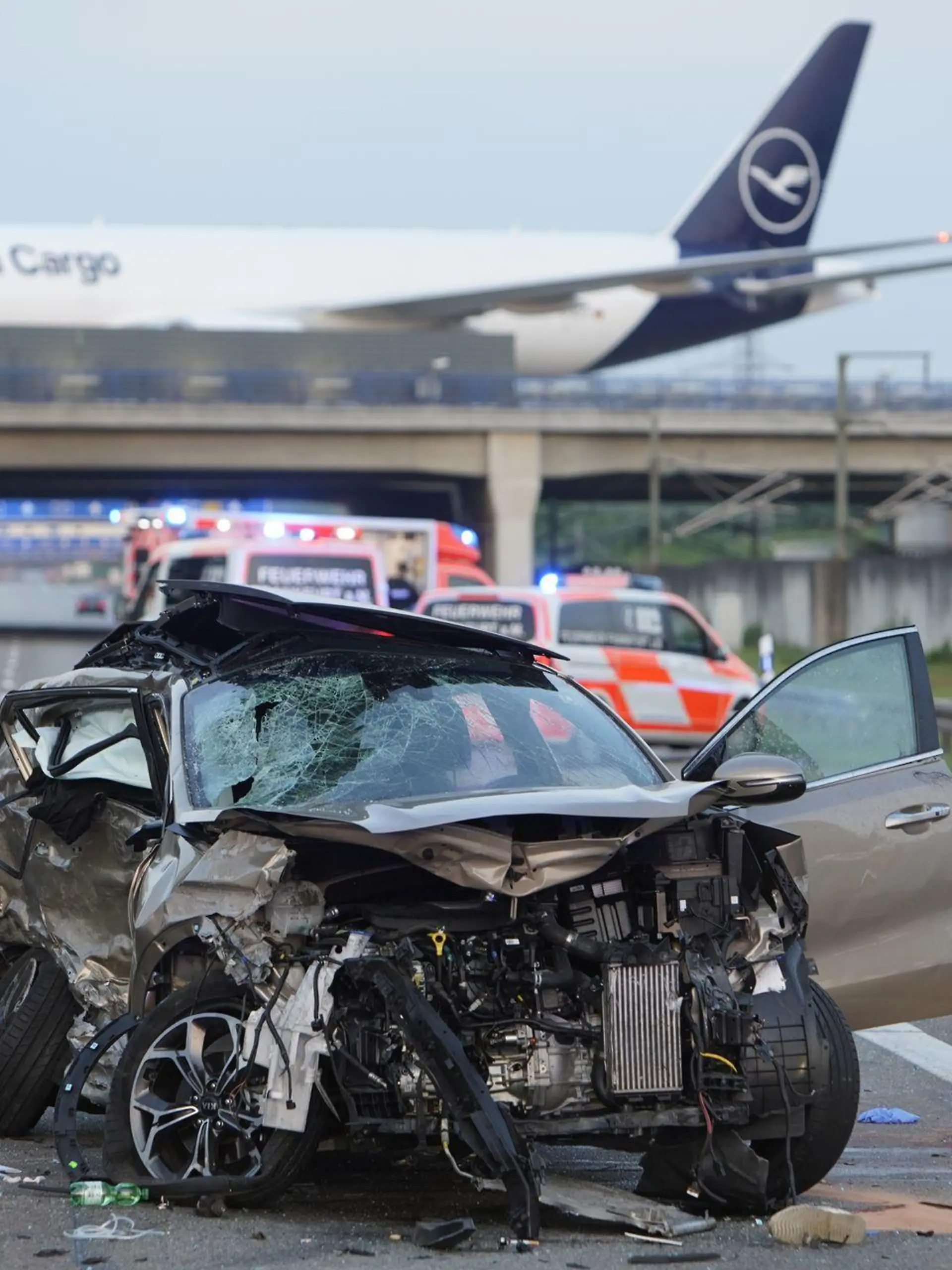 08.05.2022, Hessen, Frankfurt/Main: Ein zerstörtes Auto steht auf der Autobahn 3. Bei zwei unmittelbar aufeinanderfolgenden Unfällen auf der A3 in der Nähe des Frankfurter Flughafens sind mehrere Menschen schwer verletzt worden, eine Person tödlich. Die Polizei berichtete am Sonntag von neun Schwerverletzten, die Feuerwehr von insgesamt zwölf Verletzten. Foto: Felix Hirth/5vision.media/dpa +++ dpa-Bildfunk +++