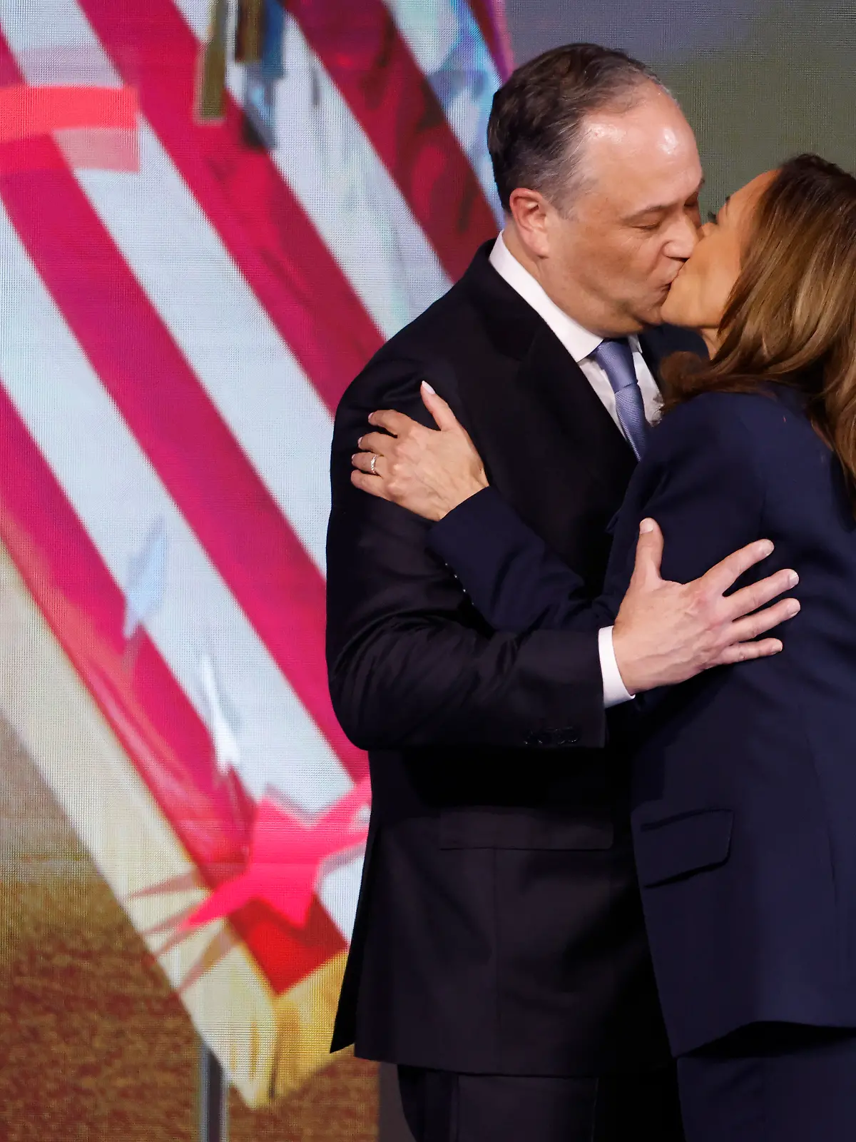 Democratic presidential candidate Vice President Kamala Harris and Second Gentleman Doug Emhoff kiss after Harris gave her acceptance speech at the 2024 Democratic National Convention at the United Center in Chicago, Illinois on Thursday, August 22, 2024. The theme for the final day is „For Our Future”.