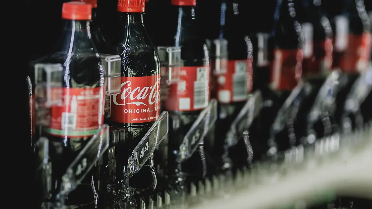Flaschen mit Coca-Cola stehen in einem Getränkeautomat in Berlin.