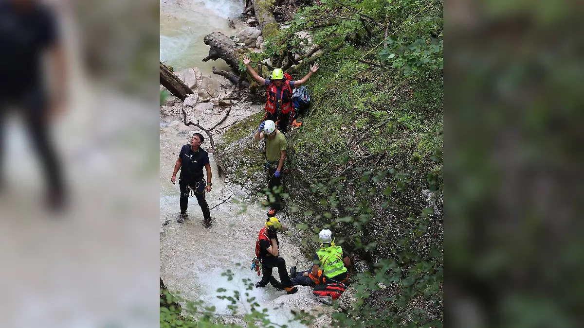 Das Bayerische Rote Kreuz ist mit mehreren Rettungskräften vor Ort, um die 72-jährige Wanderin zu bergen.